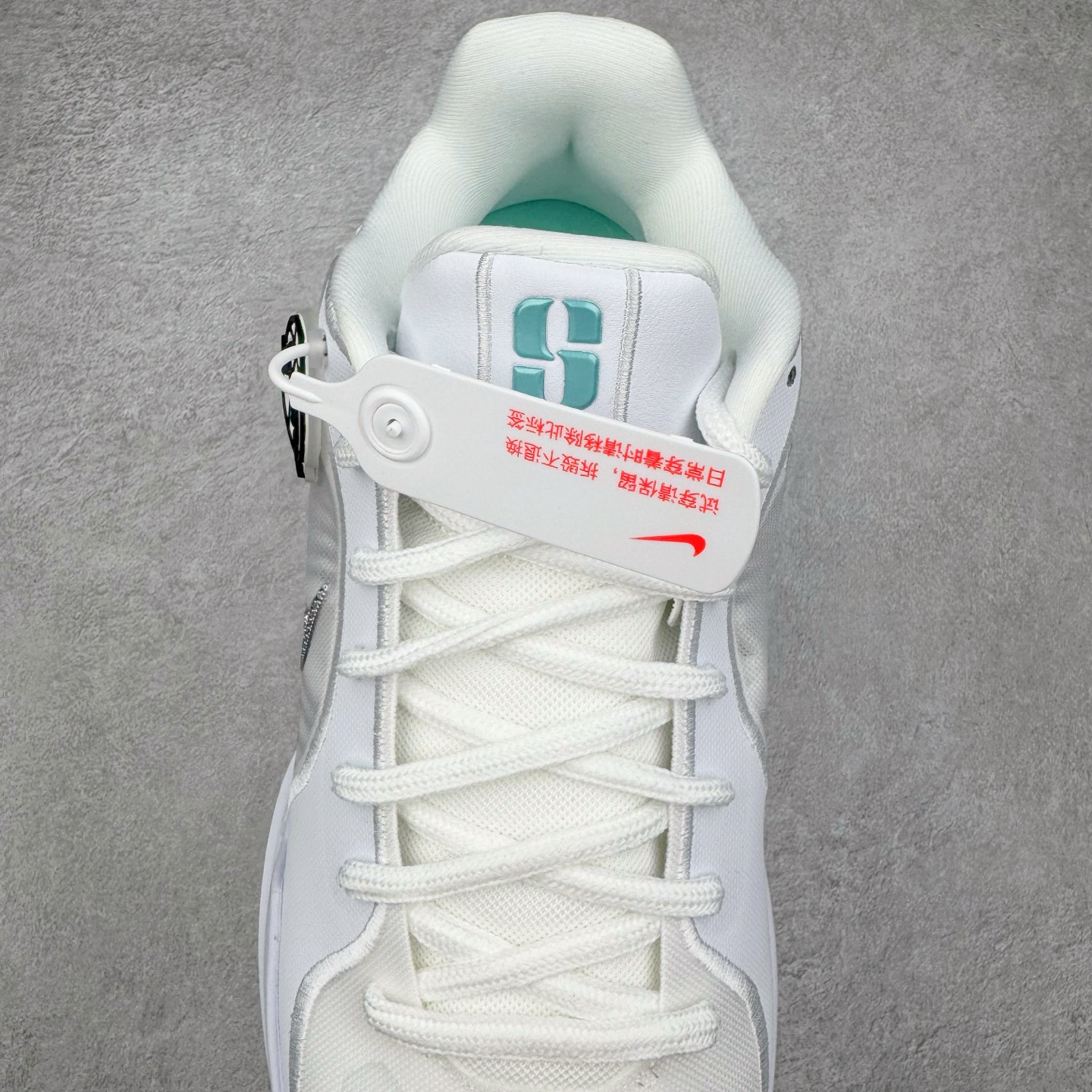 图片[5]-＃Max/灭世 NK Sabrina 2 萨布丽娜二代签名减震防滑低帮篮球鞋 白银 FZ1517-101 革新登场🌪🔝颠覆革新出货‼️缓震配置独家革新！实战属性直接拉满👊🏻实战天花板上限再度提升！实战亲测-性能体验吊打国产同价位鞋款 ⚫️前掌扇形zoom➕增配中足抗扭片➕增配后掌马蹄ZOOM气垫（正品仅配置前掌扇形zoom） 完美解决 正品抗扭不足问题 ⚫️采用科比5代鞋楦以及龙骨数据打造！前后落差仅6mm！小科5实至名归！ ⚫️鞋身➕鞋头增配高频补强层，提升鞋头以及脚踝支撑性 ⚫️鞋垫采用高弹缓震垫材质-磨合一场直接贴合脚型☑️ ⚫️外底加厚2mm，升级止滑配方，磨合一次，抓地原地起飞 后卫旗舰有且只在灭世纯原（支持市场任意货品正面PK） 真材实料，肉眼可见！革新升级绝非空穴来风！灭世纯原内外兼修，用态度诠释最强实战货品👊🏻 尺码：39-46（尺码建议：标准亚洲楦 无需大半码）-选品中心