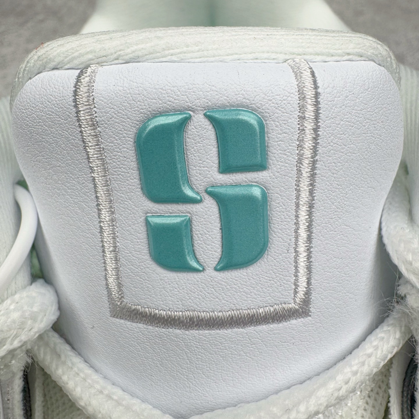 图片[14]-＃Max/灭世 NK Sabrina 2 萨布丽娜二代签名减震防滑低帮篮球鞋 白银 FZ1517-101 革新登场🌪🔝颠覆革新出货‼️缓震配置独家革新！实战属性直接拉满👊🏻实战天花板上限再度提升！实战亲测-性能体验吊打国产同价位鞋款 ⚫️前掌扇形zoom➕增配中足抗扭片➕增配后掌马蹄ZOOM气垫（正品仅配置前掌扇形zoom） 完美解决 正品抗扭不足问题 ⚫️采用科比5代鞋楦以及龙骨数据打造！前后落差仅6mm！小科5实至名归！ ⚫️鞋身➕鞋头增配高频补强层，提升鞋头以及脚踝支撑性 ⚫️鞋垫采用高弹缓震垫材质-磨合一场直接贴合脚型☑️ ⚫️外底加厚2mm，升级止滑配方，磨合一次，抓地原地起飞 后卫旗舰有且只在灭世纯原（支持市场任意货品正面PK） 真材实料，肉眼可见！革新升级绝非空穴来风！灭世纯原内外兼修，用态度诠释最强实战货品👊🏻 尺码：39-46（尺码建议：标准亚洲楦 无需大半码）-选品中心