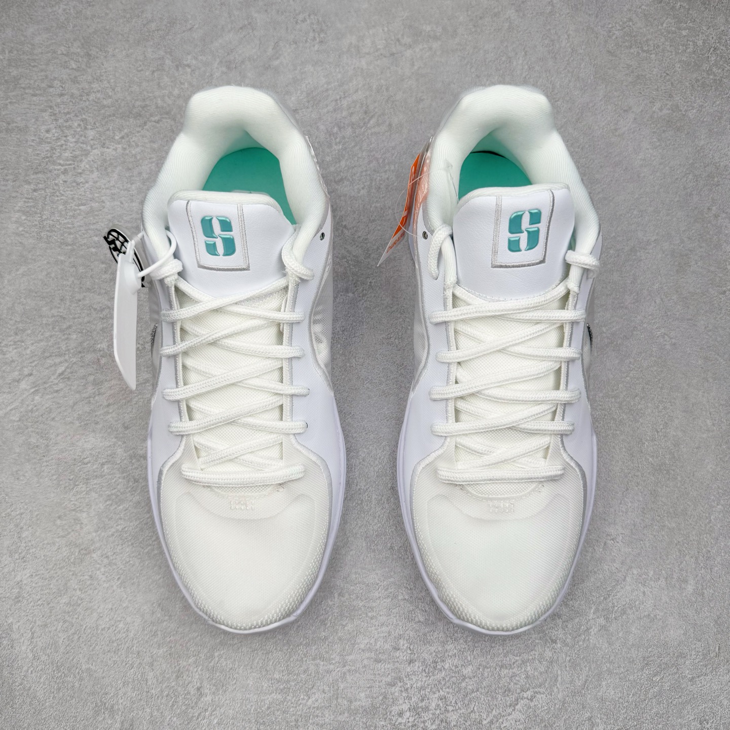 图片[2]-＃Max/灭世 NK Sabrina 2 萨布丽娜二代签名减震防滑低帮篮球鞋 白银 FZ1517-101 革新登场🌪🔝颠覆革新出货‼️缓震配置独家革新！实战属性直接拉满👊🏻实战天花板上限再度提升！实战亲测-性能体验吊打国产同价位鞋款 ⚫️前掌扇形zoom➕增配中足抗扭片➕增配后掌马蹄ZOOM气垫（正品仅配置前掌扇形zoom） 完美解决 正品抗扭不足问题 ⚫️采用科比5代鞋楦以及龙骨数据打造！前后落差仅6mm！小科5实至名归！ ⚫️鞋身➕鞋头增配高频补强层，提升鞋头以及脚踝支撑性 ⚫️鞋垫采用高弹缓震垫材质-磨合一场直接贴合脚型☑️ ⚫️外底加厚2mm，升级止滑配方，磨合一次，抓地原地起飞 后卫旗舰有且只在灭世纯原（支持市场任意货品正面PK） 真材实料，肉眼可见！革新升级绝非空穴来风！灭世纯原内外兼修，用态度诠释最强实战货品👊🏻 尺码：39-46（尺码建议：标准亚洲楦 无需大半码）-选品中心