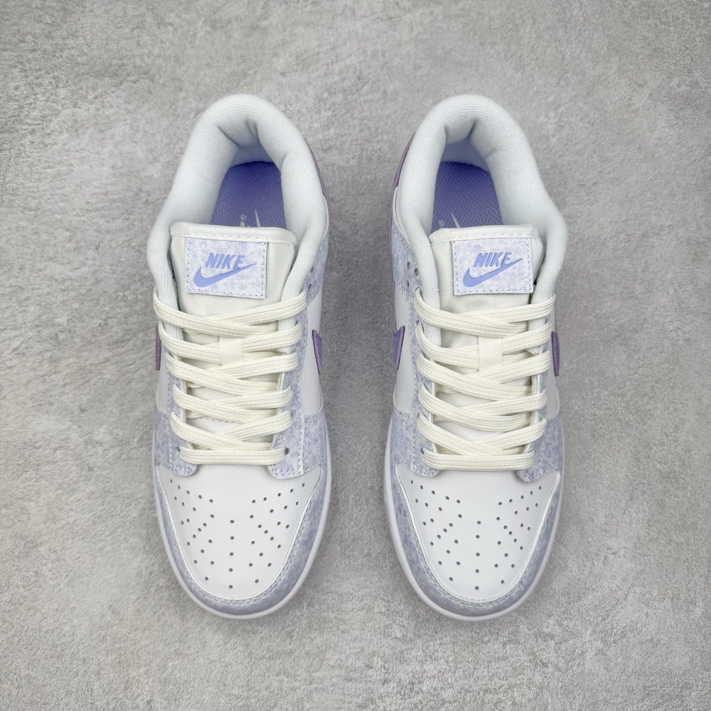 图片[2]-＃YC纯原 NK Dunk Low Purple Pulse 紫色扎染 DM9467-500 实力大厂出品 新配色陆续开发 利润个位数只为口碑 全套原纸板楦头开发 确保原汁原味 完美呈现DUNK版型 一比一鞋头弧度高度鞋身弧度 此版本只针对中端市场 皮料材质有所更替 其他数据细节工艺流程均保持一致 绝不口嗨 细节品控鞋型随意对比 独家私模官方第六代原厂航空铝磨具打磨大底 鞋头坡度极致还原 无解鞋型 原盒原配 圈内天花板工艺 原厂玻璃冲刀 超高清洁度 全鞋零毛边皮料切割 原厂中底布点胶 中底布拉帮走线遵循公司 尺码：36 36.5 37.5 38 38.5 39 40 40.5 41 42 42.5 43 44 44.5 45 46-选品中心