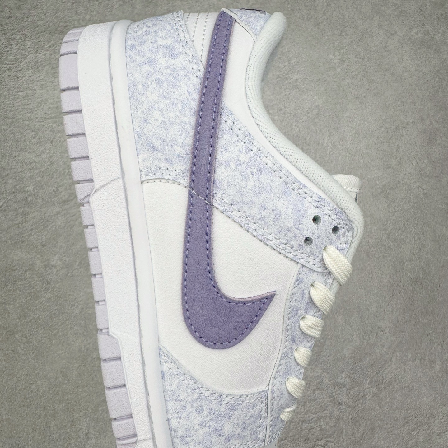 图片[6]-＃YC纯原 NK Dunk Low Purple Pulse 紫色扎染 DM9467-500 实力大厂出品 新配色陆续开发 利润个位数只为口碑 全套原纸板楦头开发 确保原汁原味 完美呈现DUNK版型 一比一鞋头弧度高度鞋身弧度 此版本只针对中端市场 皮料材质有所更替 其他数据细节工艺流程均保持一致 绝不口嗨 细节品控鞋型随意对比 独家私模官方第六代原厂航空铝磨具打磨大底 鞋头坡度极致还原 无解鞋型 原盒原配 圈内天花板工艺 原厂玻璃冲刀 超高清洁度 全鞋零毛边皮料切割 原厂中底布点胶 中底布拉帮走线遵循公司 尺码：36 36.5 37.5 38 38.5 39 40 40.5 41 42 42.5 43 44 44.5 45 46-选品中心