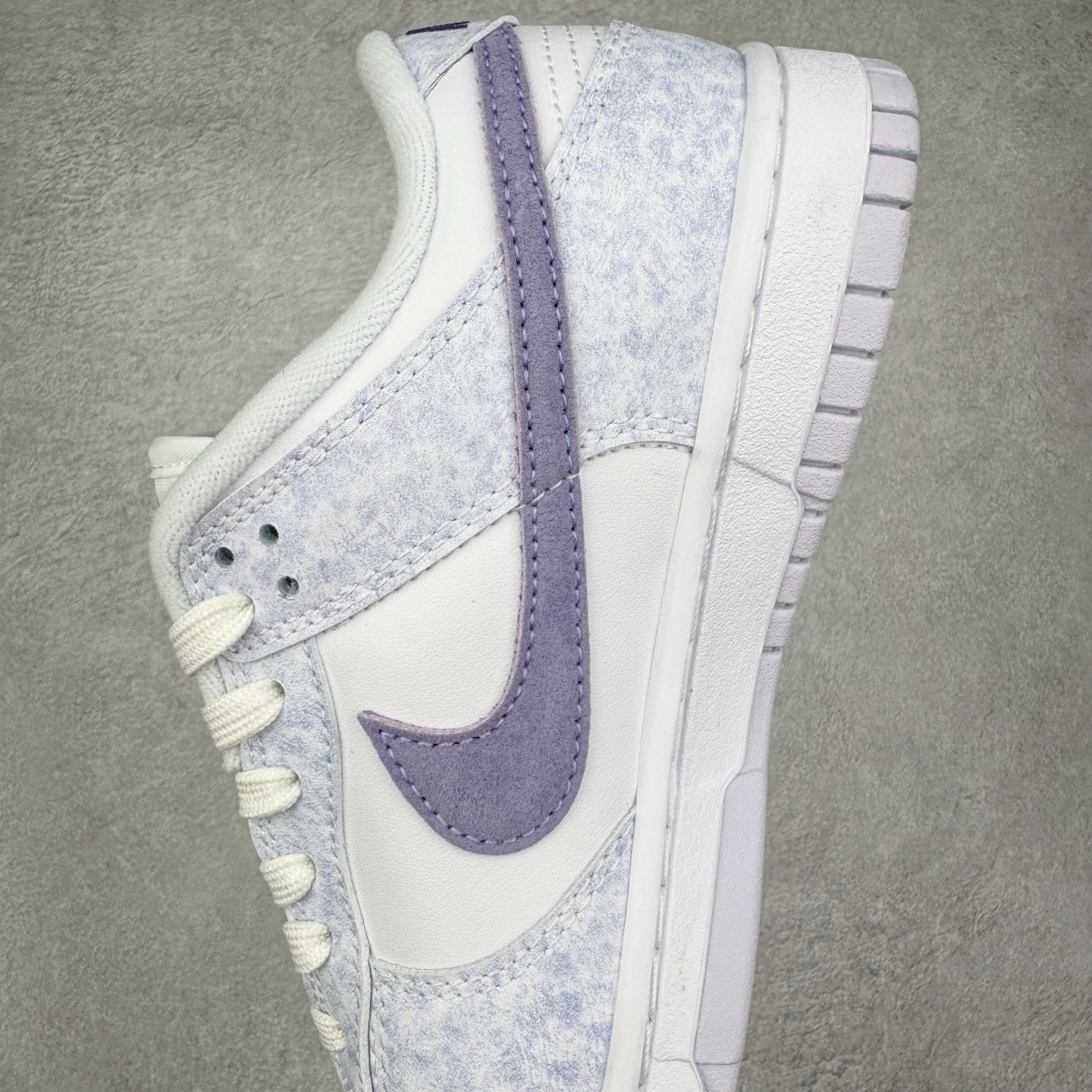 图片[7]-＃YC纯原 NK Dunk Low Purple Pulse 紫色扎染 DM9467-500 实力大厂出品 新配色陆续开发 利润个位数只为口碑 全套原纸板楦头开发 确保原汁原味 完美呈现DUNK版型 一比一鞋头弧度高度鞋身弧度 此版本只针对中端市场 皮料材质有所更替 其他数据细节工艺流程均保持一致 绝不口嗨 细节品控鞋型随意对比 独家私模官方第六代原厂航空铝磨具打磨大底 鞋头坡度极致还原 无解鞋型 原盒原配 圈内天花板工艺 原厂玻璃冲刀 超高清洁度 全鞋零毛边皮料切割 原厂中底布点胶 中底布拉帮走线遵循公司 尺码：36 36.5 37.5 38 38.5 39 40 40.5 41 42 42.5 43 44 44.5 45 46-选品中心