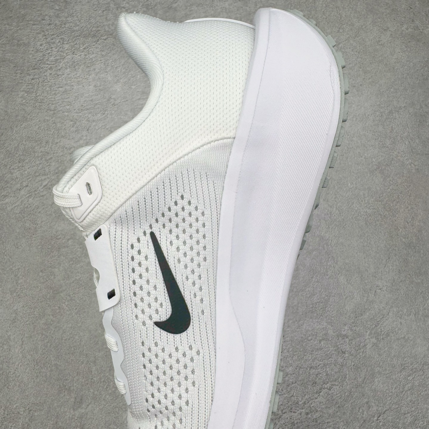 图片[7]-＃TG纯原 NK Quest 6 极致六代网面透气休闲跑步鞋 FD6033-100 简约高科技设计采用多层材料 为双足带来凉爽感受和稳固体验时尚鞋面搭配中足包覆设计 提供稳固贴合感 一层网眼布材质 在跑步期间为你带来轻盈透气性能 同时展现利落外观 加高叠层设计 为每一步带来柔软缓震性能 具备出色抓地力与耐穿着性 舒适感出众 货号：DD0204-301 尺码：36 36.5 37.5 38 38.5 39 40 40.5 41 42 42.5 43 44 44.5 45-选品中心