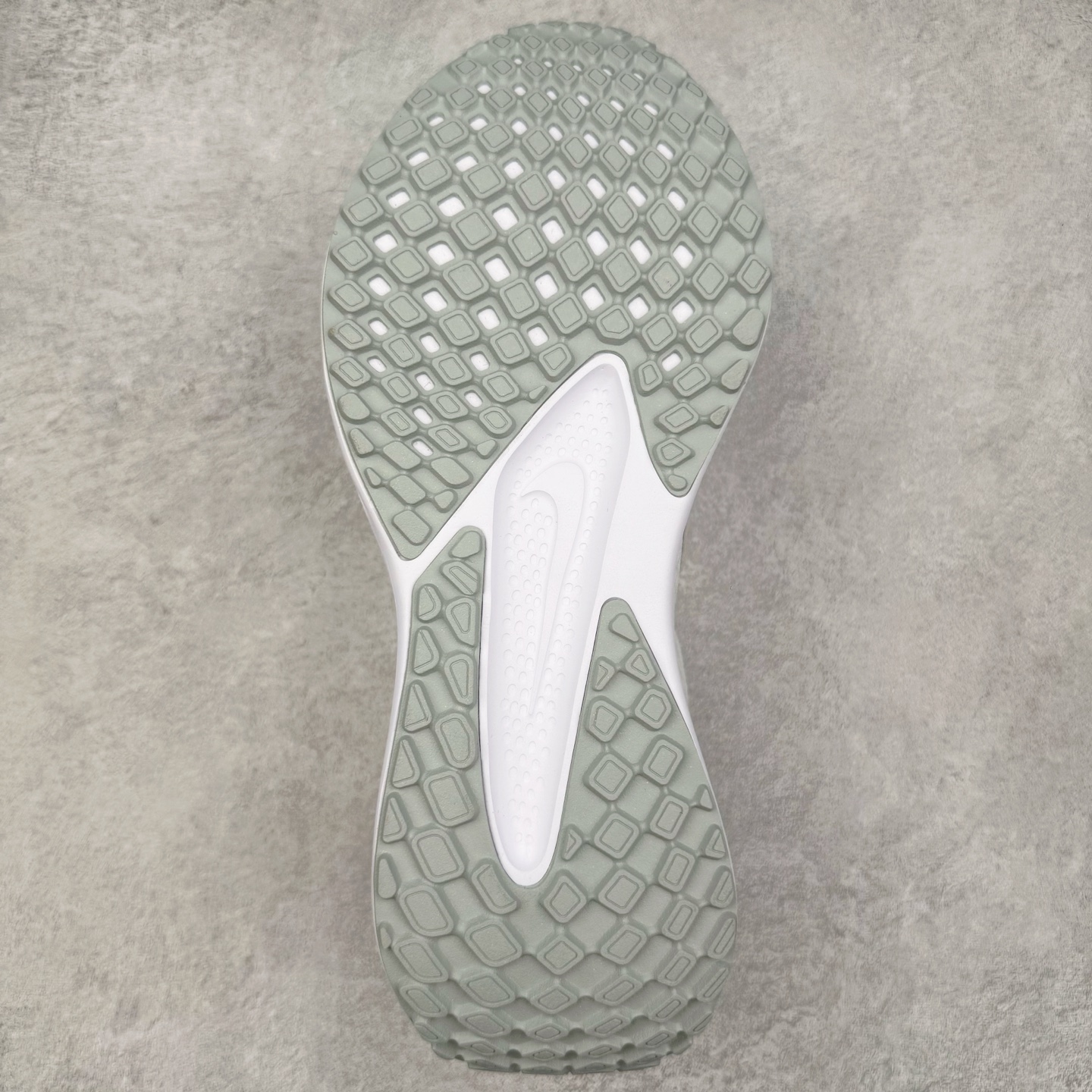 图片[9]-＃TG纯原 NK Quest 6 极致六代网面透气休闲跑步鞋 FD6033-100 简约高科技设计采用多层材料 为双足带来凉爽感受和稳固体验时尚鞋面搭配中足包覆设计 提供稳固贴合感 一层网眼布材质 在跑步期间为你带来轻盈透气性能 同时展现利落外观 加高叠层设计 为每一步带来柔软缓震性能 具备出色抓地力与耐穿着性 舒适感出众 货号：DD0204-301 尺码：36 36.5 37.5 38 38.5 39 40 40.5 41 42 42.5 43 44 44.5 45-选品中心