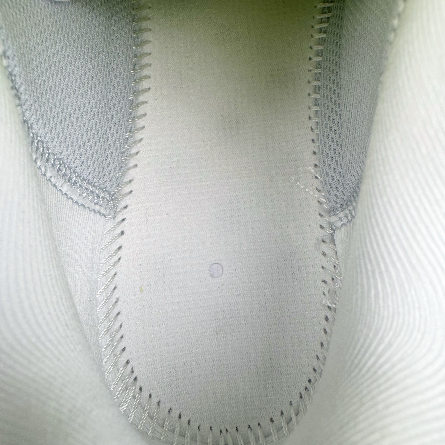 图片[15]-＃TG纯原 NK Quest 6 极致六代网面透气休闲跑步鞋 FD6033-100 简约高科技设计采用多层材料 为双足带来凉爽感受和稳固体验时尚鞋面搭配中足包覆设计 提供稳固贴合感 一层网眼布材质 在跑步期间为你带来轻盈透气性能 同时展现利落外观 加高叠层设计 为每一步带来柔软缓震性能 具备出色抓地力与耐穿着性 舒适感出众 货号：DD0204-301 尺码：36 36.5 37.5 38 38.5 39 40 40.5 41 42 42.5 43 44 44.5 45-选品中心