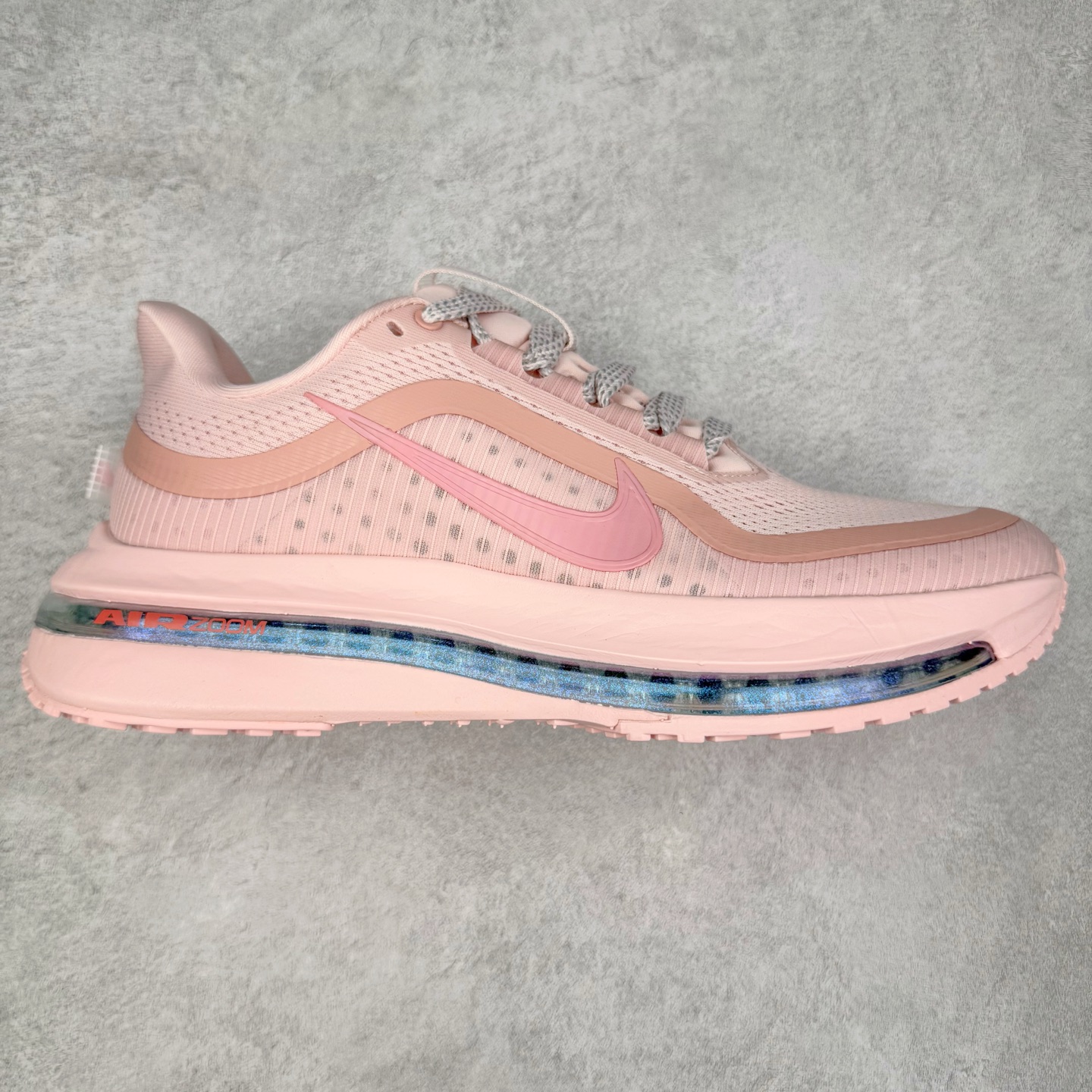 ＃特价福利 NK Pegasus Premium 飞马全掌气垫跑步运动鞋 气垫的究极进化 NIKE2025新王炸 • 在特有Air科技加持下，耐克带来全新Pegasus Premium。这款跑鞋在传承耐克飞马（Pegasus）系列标志性的缓震功能的同时，将首次搭载耐克的塑型可视化Air Zoom气垫单元。• 塑型Air Zoom气垫单元贴合脚部的自然轮廓，帮助跑者在从后跟到脚趾的过渡中能够有效传递力量，带来一种前所未有的轻盈、顺畅回馈体验。中底采用ZoomX泡绵，后跟则使用ReactX泡绵，为跑者提供稳定流畅的推进感。• 塑型可视化Air Zoom气垫单元和精心配置的泡绵组合，让Pegasus Premium成为耐克飞马系列中颇具能量回馈的鞋款。• 全新Pegasus Premium不仅展示了耐克势头强劲的创新周期，证明了其特有的Air科技的强大实力，更体现了耐克倾听和服务运动员的能力。尺码：36 37.5 38 39 40 41 42 43 44 45-选品中心