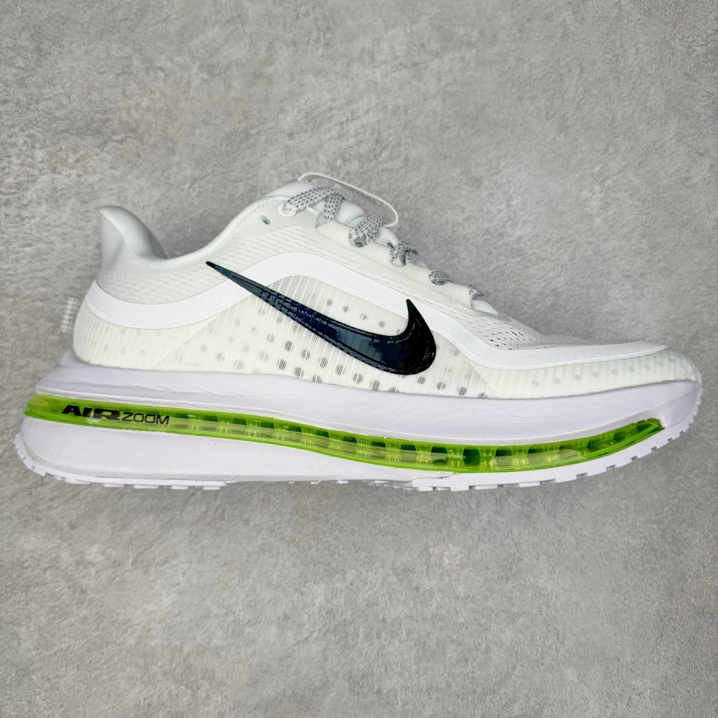 ＃特价福利 NK Pegasus Premium 飞马全掌气垫跑步运动鞋 气垫的究极进化 NIKE2025新王炸 • 在特有Air科技加持下，耐克带来全新Pegasus Premium。这款跑鞋在传承耐克飞马（Pegasus）系列标志性的缓震功能的同时，将首次搭载耐克的塑型可视化Air Zoom气垫单元。• 塑型Air Zoom气垫单元贴合脚部的自然轮廓，帮助跑者在从后跟到脚趾的过渡中能够有效传递力量，带来一种前所未有的轻盈、顺畅回馈体验。中底采用ZoomX泡绵，后跟则使用ReactX泡绵，为跑者提供稳定流畅的推进感。• 塑型可视化Air Zoom气垫单元和精心配置的泡绵组合，让Pegasus Premium成为耐克飞马系列中颇具能量回馈的鞋款。• 全新Pegasus Premium不仅展示了耐克势头强劲的创新周期，证明了其特有的Air科技的强大实力，更体现了耐克倾听和服务运动员的能力。尺码：36 37.5 38 39 40 41 42 43 44 45-选品中心