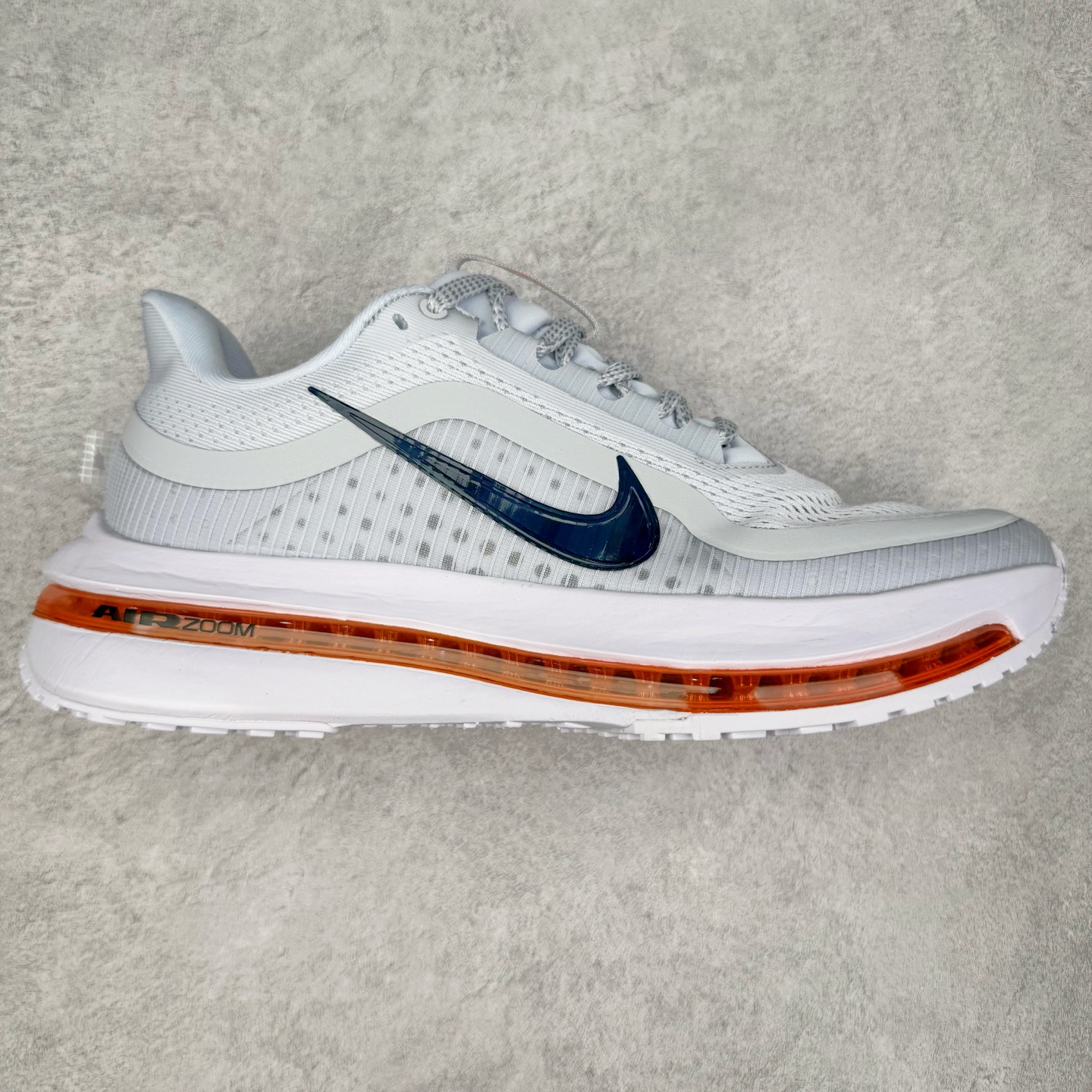 ＃特价福利 NK Pegasus Premium 飞马全掌气垫跑步运动鞋 气垫的究极进化 NIKE2025新王炸 • 在特有Air科技加持下，耐克带来全新Pegasus Premium。这款跑鞋在传承耐克飞马（Pegasus）系列标志性的缓震功能的同时，将首次搭载耐克的塑型可视化Air Zoom气垫单元。• 塑型Air Zoom气垫单元贴合脚部的自然轮廓，帮助跑者在从后跟到脚趾的过渡中能够有效传递力量，带来一种前所未有的轻盈、顺畅回馈体验。中底采用ZoomX泡绵，后跟则使用ReactX泡绵，为跑者提供稳定流畅的推进感。• 塑型可视化Air Zoom气垫单元和精心配置的泡绵组合，让Pegasus Premium成为耐克飞马系列中颇具能量回馈的鞋款。• 全新Pegasus Premium不仅展示了耐克势头强劲的创新周期，证明了其特有的Air科技的强大实力，更体现了耐克倾听和服务运动员的能力。尺码：36 37.5 38 39 40 41 42 43 44 45-选品中心