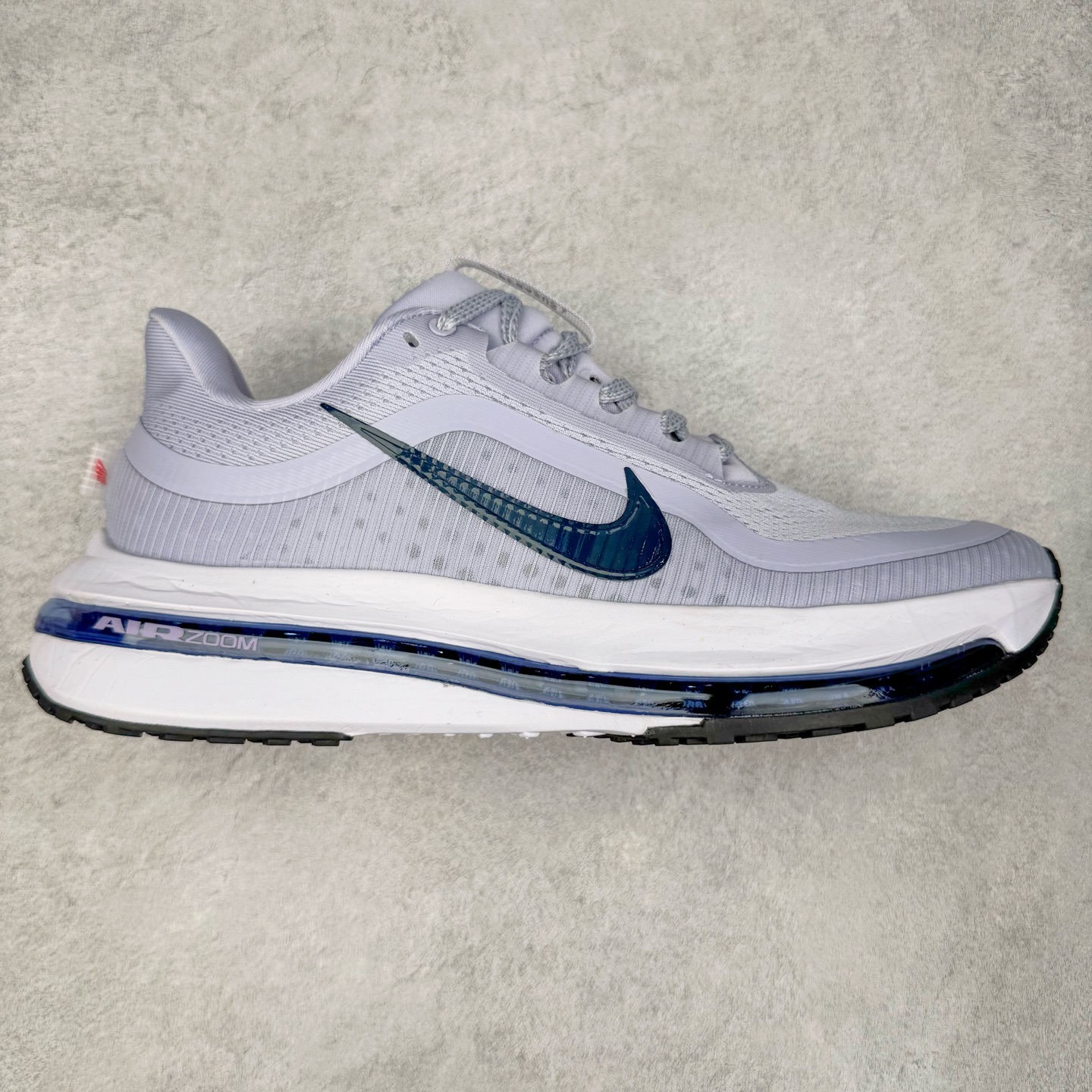 ＃特价福利 NK Pegasus Premium 飞马全掌气垫跑步运动鞋 气垫的究极进化 NIKE2025新王炸 • 在特有Air科技加持下，耐克带来全新Pegasus Premium。这款跑鞋在传承耐克飞马（Pegasus）系列标志性的缓震功能的同时，将首次搭载耐克的塑型可视化Air Zoom气垫单元。• 塑型Air Zoom气垫单元贴合脚部的自然轮廓，帮助跑者在从后跟到脚趾的过渡中能够有效传递力量，带来一种前所未有的轻盈、顺畅回馈体验。中底采用ZoomX泡绵，后跟则使用ReactX泡绵，为跑者提供稳定流畅的推进感。• 塑型可视化Air Zoom气垫单元和精心配置的泡绵组合，让Pegasus Premium成为耐克飞马系列中颇具能量回馈的鞋款。• 全新Pegasus Premium不仅展示了耐克势头强劲的创新周期，证明了其特有的Air科技的强大实力，更体现了耐克倾听和服务运动员的能力。尺码：36 37.5 38 39 40 41 42 43 44 45-选品中心