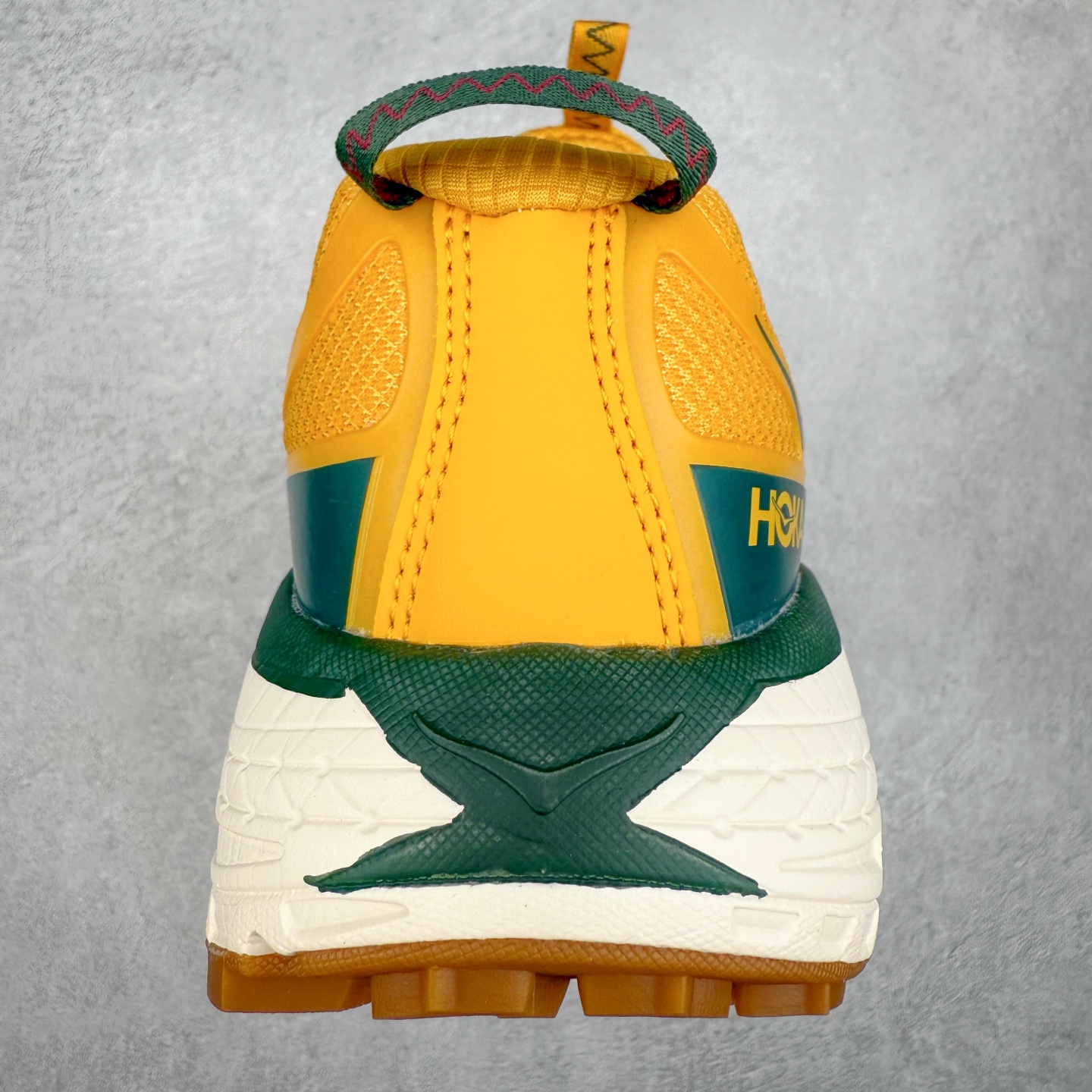 图片[8]-HOKA ONE ONE Mafate Speed 3 Low 玛法特3代系列低帮轻量户外越野休闲运动慢跑鞋 HOKA ONE ONE 最近推出了一个胶囊系列 Origin Story 这个系列里的 Mafate Speed 2 可以说让我日思夜想有一阵子了 最近终于拔草 让我来分享一下这双也是上脚赞到爆的越野跑鞋吧 以阿尔卑斯山脉作为主题将亮黄色与蓝色调覆盖在这经典轮廓之上 配色的呈现效果相当亮眼 以至于很多人买这个配色是用来日常搭配的 鞋面采用超轻的无缝架构 轻薄的TPU贴在透气的鞋面材料上 减轻重量同时也保证了支撑性 鞋底则采用滚动平衡技术 引导跑者回归自然步态 祖传的神奇EVA材质中底依旧是一如既往地表现优秀 能提供充足的缓震 作为HOKA家的越野跑鞋 VIBRAM 橡胶大底也是必不可少的 即便在复杂湿滑的地形 依旧能有良好的抓地力及稳定性 鞋带采用了弹性不易松脱的扁宽弹性鞋带 前掌与中掌部分也进行了加宽 也更加适合亚洲人的脚型 是一款十分全面且足够强悍的户外硬核越野鞋 而这双极其亮眼的越野跑鞋恰好又是在江山一百中参赛的UTMB冠军 Ludovic POMMERET 夺冠时穿着的战靴 这就让它变得更加有吸引力了 用来日常搭配的话短裤是基本不挑 长裤我个人推荐阔腿裤 工装裤以及各种长筒牛仔裤都可以 尺码：36 36.5 37.5 38 38.5 39 40 40.5 41 42 42.5 43 44 44.5 45-选品中心