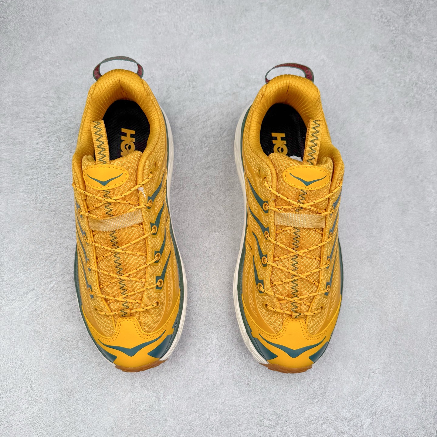 图片[2]-HOKA ONE ONE Mafate Speed 3 Low 玛法特3代系列低帮轻量户外越野休闲运动慢跑鞋 HOKA ONE ONE 最近推出了一个胶囊系列 Origin Story 这个系列里的 Mafate Speed 2 可以说让我日思夜想有一阵子了 最近终于拔草 让我来分享一下这双也是上脚赞到爆的越野跑鞋吧 以阿尔卑斯山脉作为主题将亮黄色与蓝色调覆盖在这经典轮廓之上 配色的呈现效果相当亮眼 以至于很多人买这个配色是用来日常搭配的 鞋面采用超轻的无缝架构 轻薄的TPU贴在透气的鞋面材料上 减轻重量同时也保证了支撑性 鞋底则采用滚动平衡技术 引导跑者回归自然步态 祖传的神奇EVA材质中底依旧是一如既往地表现优秀 能提供充足的缓震 作为HOKA家的越野跑鞋 VIBRAM 橡胶大底也是必不可少的 即便在复杂湿滑的地形 依旧能有良好的抓地力及稳定性 鞋带采用了弹性不易松脱的扁宽弹性鞋带 前掌与中掌部分也进行了加宽 也更加适合亚洲人的脚型 是一款十分全面且足够强悍的户外硬核越野鞋 而这双极其亮眼的越野跑鞋恰好又是在江山一百中参赛的UTMB冠军 Ludovic POMMERET 夺冠时穿着的战靴 这就让它变得更加有吸引力了 用来日常搭配的话短裤是基本不挑 长裤我个人推荐阔腿裤 工装裤以及各种长筒牛仔裤都可以 尺码：36 36.5 37.5 38 38.5 39 40 40.5 41 42 42.5 43 44 44.5 45-选品中心