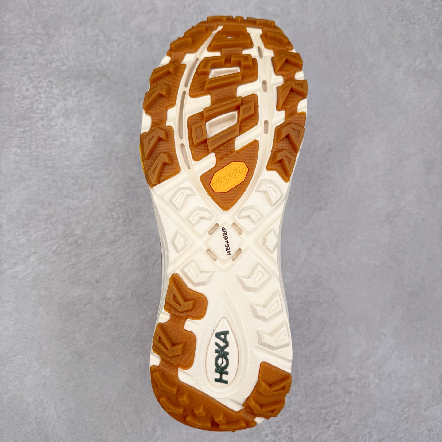 图片[9]-HOKA ONE ONE Mafate Speed 3 Low 玛法特3代系列低帮轻量户外越野休闲运动慢跑鞋 HOKA ONE ONE 最近推出了一个胶囊系列 Origin Story 这个系列里的 Mafate Speed 2 可以说让我日思夜想有一阵子了 最近终于拔草 让我来分享一下这双也是上脚赞到爆的越野跑鞋吧 以阿尔卑斯山脉作为主题将亮黄色与蓝色调覆盖在这经典轮廓之上 配色的呈现效果相当亮眼 以至于很多人买这个配色是用来日常搭配的 鞋面采用超轻的无缝架构 轻薄的TPU贴在透气的鞋面材料上 减轻重量同时也保证了支撑性 鞋底则采用滚动平衡技术 引导跑者回归自然步态 祖传的神奇EVA材质中底依旧是一如既往地表现优秀 能提供充足的缓震 作为HOKA家的越野跑鞋 VIBRAM 橡胶大底也是必不可少的 即便在复杂湿滑的地形 依旧能有良好的抓地力及稳定性 鞋带采用了弹性不易松脱的扁宽弹性鞋带 前掌与中掌部分也进行了加宽 也更加适合亚洲人的脚型 是一款十分全面且足够强悍的户外硬核越野鞋 而这双极其亮眼的越野跑鞋恰好又是在江山一百中参赛的UTMB冠军 Ludovic POMMERET 夺冠时穿着的战靴 这就让它变得更加有吸引力了 用来日常搭配的话短裤是基本不挑 长裤我个人推荐阔腿裤 工装裤以及各种长筒牛仔裤都可以 尺码：36 36.5 37.5 38 38.5 39 40 40.5 41 42 42.5 43 44 44.5 45-选品中心