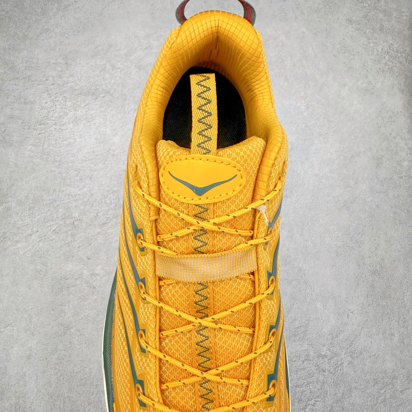 图片[5]-HOKA ONE ONE Mafate Speed 3 Low 玛法特3代系列低帮轻量户外越野休闲运动慢跑鞋 HOKA ONE ONE 最近推出了一个胶囊系列 Origin Story 这个系列里的 Mafate Speed 2 可以说让我日思夜想有一阵子了 最近终于拔草 让我来分享一下这双也是上脚赞到爆的越野跑鞋吧 以阿尔卑斯山脉作为主题将亮黄色与蓝色调覆盖在这经典轮廓之上 配色的呈现效果相当亮眼 以至于很多人买这个配色是用来日常搭配的 鞋面采用超轻的无缝架构 轻薄的TPU贴在透气的鞋面材料上 减轻重量同时也保证了支撑性 鞋底则采用滚动平衡技术 引导跑者回归自然步态 祖传的神奇EVA材质中底依旧是一如既往地表现优秀 能提供充足的缓震 作为HOKA家的越野跑鞋 VIBRAM 橡胶大底也是必不可少的 即便在复杂湿滑的地形 依旧能有良好的抓地力及稳定性 鞋带采用了弹性不易松脱的扁宽弹性鞋带 前掌与中掌部分也进行了加宽 也更加适合亚洲人的脚型 是一款十分全面且足够强悍的户外硬核越野鞋 而这双极其亮眼的越野跑鞋恰好又是在江山一百中参赛的UTMB冠军 Ludovic POMMERET 夺冠时穿着的战靴 这就让它变得更加有吸引力了 用来日常搭配的话短裤是基本不挑 长裤我个人推荐阔腿裤 工装裤以及各种长筒牛仔裤都可以 尺码：36 36.5 37.5 38 38.5 39 40 40.5 41 42 42.5 43 44 44.5 45-选品中心