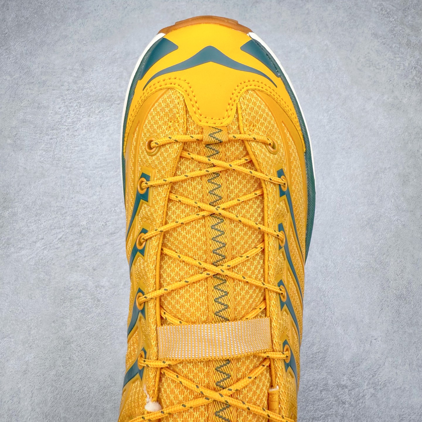 图片[4]-HOKA ONE ONE Mafate Speed 3 Low 玛法特3代系列低帮轻量户外越野休闲运动慢跑鞋 HOKA ONE ONE 最近推出了一个胶囊系列 Origin Story 这个系列里的 Mafate Speed 2 可以说让我日思夜想有一阵子了 最近终于拔草 让我来分享一下这双也是上脚赞到爆的越野跑鞋吧 以阿尔卑斯山脉作为主题将亮黄色与蓝色调覆盖在这经典轮廓之上 配色的呈现效果相当亮眼 以至于很多人买这个配色是用来日常搭配的 鞋面采用超轻的无缝架构 轻薄的TPU贴在透气的鞋面材料上 减轻重量同时也保证了支撑性 鞋底则采用滚动平衡技术 引导跑者回归自然步态 祖传的神奇EVA材质中底依旧是一如既往地表现优秀 能提供充足的缓震 作为HOKA家的越野跑鞋 VIBRAM 橡胶大底也是必不可少的 即便在复杂湿滑的地形 依旧能有良好的抓地力及稳定性 鞋带采用了弹性不易松脱的扁宽弹性鞋带 前掌与中掌部分也进行了加宽 也更加适合亚洲人的脚型 是一款十分全面且足够强悍的户外硬核越野鞋 而这双极其亮眼的越野跑鞋恰好又是在江山一百中参赛的UTMB冠军 Ludovic POMMERET 夺冠时穿着的战靴 这就让它变得更加有吸引力了 用来日常搭配的话短裤是基本不挑 长裤我个人推荐阔腿裤 工装裤以及各种长筒牛仔裤都可以 尺码：36 36.5 37.5 38 38.5 39 40 40.5 41 42 42.5 43 44 44.5 45-选品中心