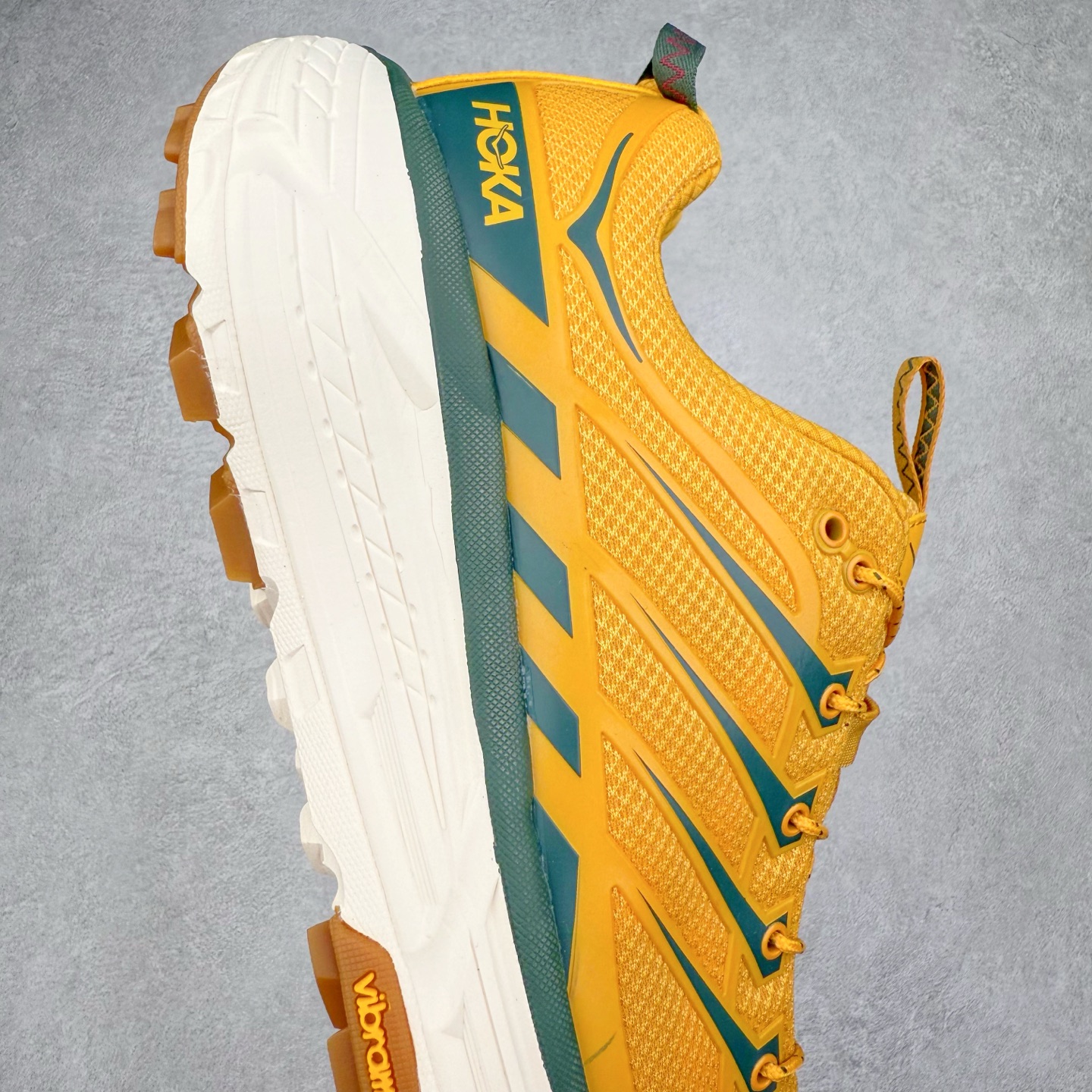 图片[6]-HOKA ONE ONE Mafate Speed 3 Low 玛法特3代系列低帮轻量户外越野休闲运动慢跑鞋 HOKA ONE ONE 最近推出了一个胶囊系列 Origin Story 这个系列里的 Mafate Speed 2 可以说让我日思夜想有一阵子了 最近终于拔草 让我来分享一下这双也是上脚赞到爆的越野跑鞋吧 以阿尔卑斯山脉作为主题将亮黄色与蓝色调覆盖在这经典轮廓之上 配色的呈现效果相当亮眼 以至于很多人买这个配色是用来日常搭配的 鞋面采用超轻的无缝架构 轻薄的TPU贴在透气的鞋面材料上 减轻重量同时也保证了支撑性 鞋底则采用滚动平衡技术 引导跑者回归自然步态 祖传的神奇EVA材质中底依旧是一如既往地表现优秀 能提供充足的缓震 作为HOKA家的越野跑鞋 VIBRAM 橡胶大底也是必不可少的 即便在复杂湿滑的地形 依旧能有良好的抓地力及稳定性 鞋带采用了弹性不易松脱的扁宽弹性鞋带 前掌与中掌部分也进行了加宽 也更加适合亚洲人的脚型 是一款十分全面且足够强悍的户外硬核越野鞋 而这双极其亮眼的越野跑鞋恰好又是在江山一百中参赛的UTMB冠军 Ludovic POMMERET 夺冠时穿着的战靴 这就让它变得更加有吸引力了 用来日常搭配的话短裤是基本不挑 长裤我个人推荐阔腿裤 工装裤以及各种长筒牛仔裤都可以 尺码：36 36.5 37.5 38 38.5 39 40 40.5 41 42 42.5 43 44 44.5 45-选品中心