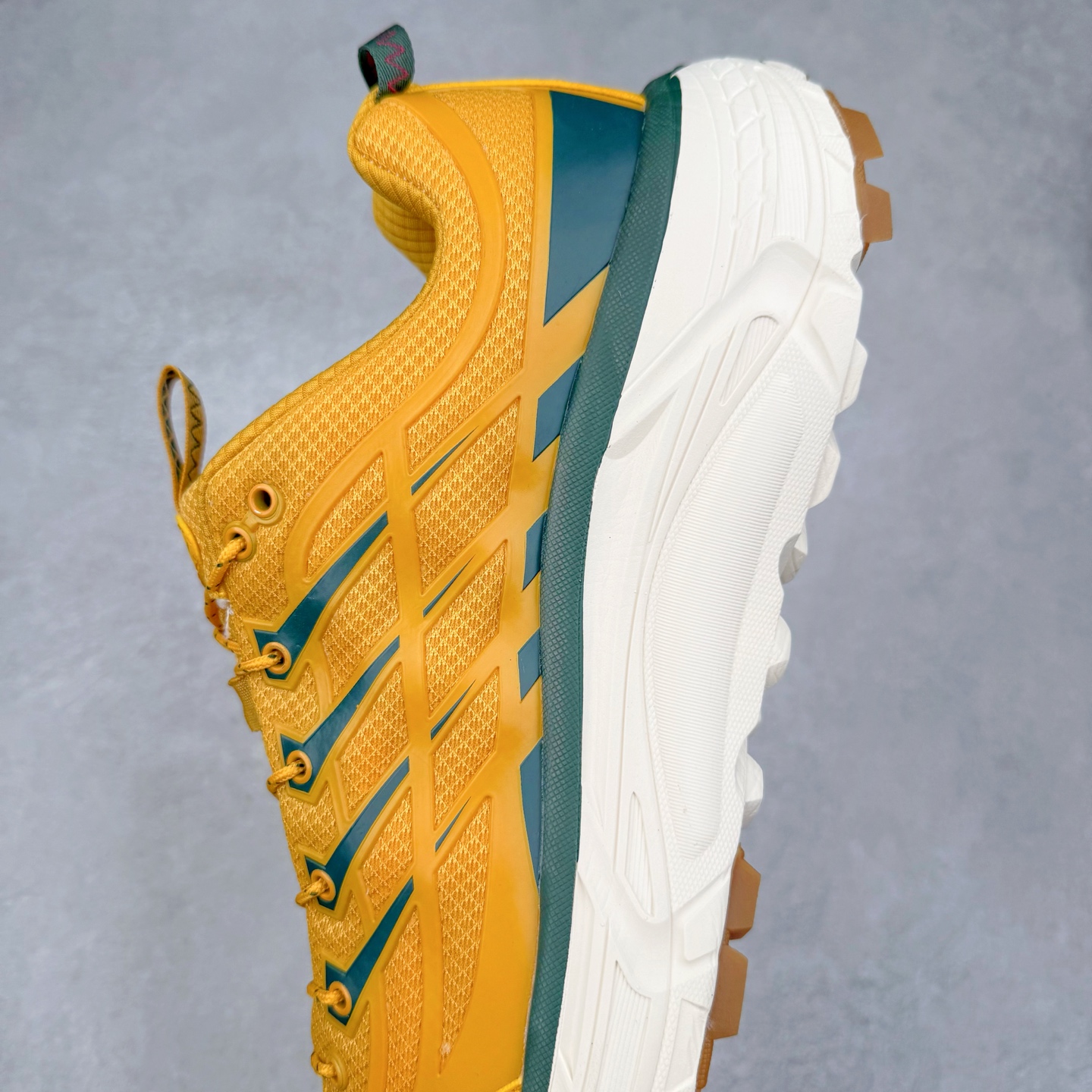 图片[7]-HOKA ONE ONE Mafate Speed 3 Low 玛法特3代系列低帮轻量户外越野休闲运动慢跑鞋 HOKA ONE ONE 最近推出了一个胶囊系列 Origin Story 这个系列里的 Mafate Speed 2 可以说让我日思夜想有一阵子了 最近终于拔草 让我来分享一下这双也是上脚赞到爆的越野跑鞋吧 以阿尔卑斯山脉作为主题将亮黄色与蓝色调覆盖在这经典轮廓之上 配色的呈现效果相当亮眼 以至于很多人买这个配色是用来日常搭配的 鞋面采用超轻的无缝架构 轻薄的TPU贴在透气的鞋面材料上 减轻重量同时也保证了支撑性 鞋底则采用滚动平衡技术 引导跑者回归自然步态 祖传的神奇EVA材质中底依旧是一如既往地表现优秀 能提供充足的缓震 作为HOKA家的越野跑鞋 VIBRAM 橡胶大底也是必不可少的 即便在复杂湿滑的地形 依旧能有良好的抓地力及稳定性 鞋带采用了弹性不易松脱的扁宽弹性鞋带 前掌与中掌部分也进行了加宽 也更加适合亚洲人的脚型 是一款十分全面且足够强悍的户外硬核越野鞋 而这双极其亮眼的越野跑鞋恰好又是在江山一百中参赛的UTMB冠军 Ludovic POMMERET 夺冠时穿着的战靴 这就让它变得更加有吸引力了 用来日常搭配的话短裤是基本不挑 长裤我个人推荐阔腿裤 工装裤以及各种长筒牛仔裤都可以 尺码：36 36.5 37.5 38 38.5 39 40 40.5 41 42 42.5 43 44 44.5 45-选品中心