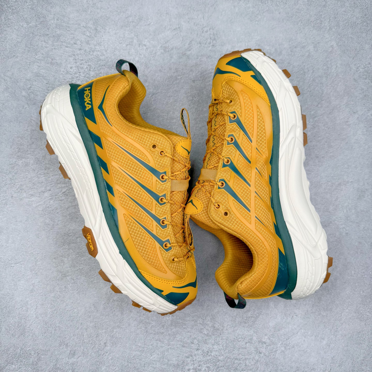 图片[3]-HOKA ONE ONE Mafate Speed 3 Low 玛法特3代系列低帮轻量户外越野休闲运动慢跑鞋 HOKA ONE ONE 最近推出了一个胶囊系列 Origin Story 这个系列里的 Mafate Speed 2 可以说让我日思夜想有一阵子了 最近终于拔草 让我来分享一下这双也是上脚赞到爆的越野跑鞋吧 以阿尔卑斯山脉作为主题将亮黄色与蓝色调覆盖在这经典轮廓之上 配色的呈现效果相当亮眼 以至于很多人买这个配色是用来日常搭配的 鞋面采用超轻的无缝架构 轻薄的TPU贴在透气的鞋面材料上 减轻重量同时也保证了支撑性 鞋底则采用滚动平衡技术 引导跑者回归自然步态 祖传的神奇EVA材质中底依旧是一如既往地表现优秀 能提供充足的缓震 作为HOKA家的越野跑鞋 VIBRAM 橡胶大底也是必不可少的 即便在复杂湿滑的地形 依旧能有良好的抓地力及稳定性 鞋带采用了弹性不易松脱的扁宽弹性鞋带 前掌与中掌部分也进行了加宽 也更加适合亚洲人的脚型 是一款十分全面且足够强悍的户外硬核越野鞋 而这双极其亮眼的越野跑鞋恰好又是在江山一百中参赛的UTMB冠军 Ludovic POMMERET 夺冠时穿着的战靴 这就让它变得更加有吸引力了 用来日常搭配的话短裤是基本不挑 长裤我个人推荐阔腿裤 工装裤以及各种长筒牛仔裤都可以 尺码：36 36.5 37.5 38 38.5 39 40 40.5 41 42 42.5 43 44 44.5 45-选品中心