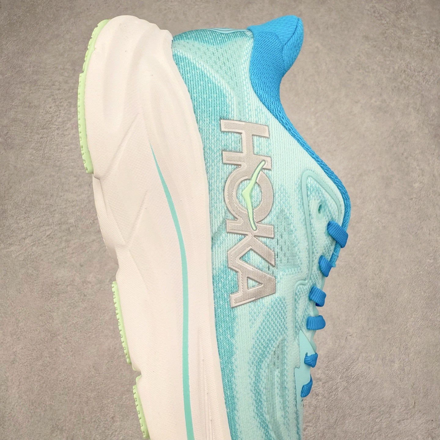 图片[6]-HOKA ONE ONE Clifton 克里夫顿10代专业性能减震公路跑步鞋 轻盈透气的针织网面和纱线的使用让鞋面更挺拔 增强鞋面的强度和支撑性能 搭配柔软的鞋舌 让双脚在舒适包裹中跑的更加畅快 全新泡棉中底 柔软的同时增强回弹性能 为不同跑者提供更平稳流畅的脚感 带来全面的缓冲保护 根据人体工程学设计的延长拉襟 后跟处弹软的海绵填充舒适固定 避免掉跟和摩擦 相比上一代光滑的内衬 Clifton 的内衬增强了摩擦力 避免双脚在鞋内滑动 尺码：36 36.5 37.5 38 38.5 39 40 40.5 41 42 42.5 43 44 44.5 45-选品中心