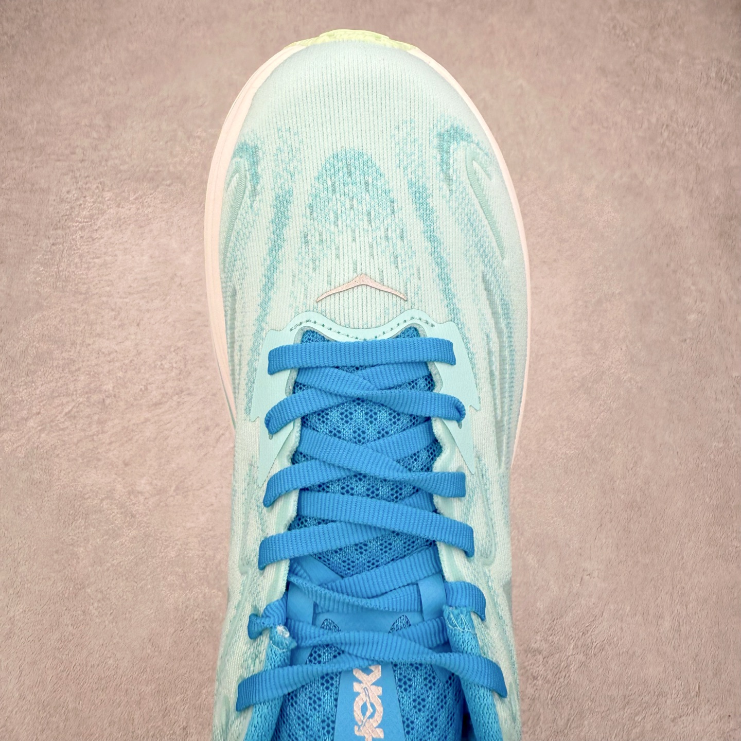 图片[4]-HOKA ONE ONE Clifton 克里夫顿10代专业性能减震公路跑步鞋 轻盈透气的针织网面和纱线的使用让鞋面更挺拔 增强鞋面的强度和支撑性能 搭配柔软的鞋舌 让双脚在舒适包裹中跑的更加畅快 全新泡棉中底 柔软的同时增强回弹性能 为不同跑者提供更平稳流畅的脚感 带来全面的缓冲保护 根据人体工程学设计的延长拉襟 后跟处弹软的海绵填充舒适固定 避免掉跟和摩擦 相比上一代光滑的内衬 Clifton 的内衬增强了摩擦力 避免双脚在鞋内滑动 尺码：36 36.5 37.5 38 38.5 39 40 40.5 41 42 42.5 43 44 44.5 45-选品中心