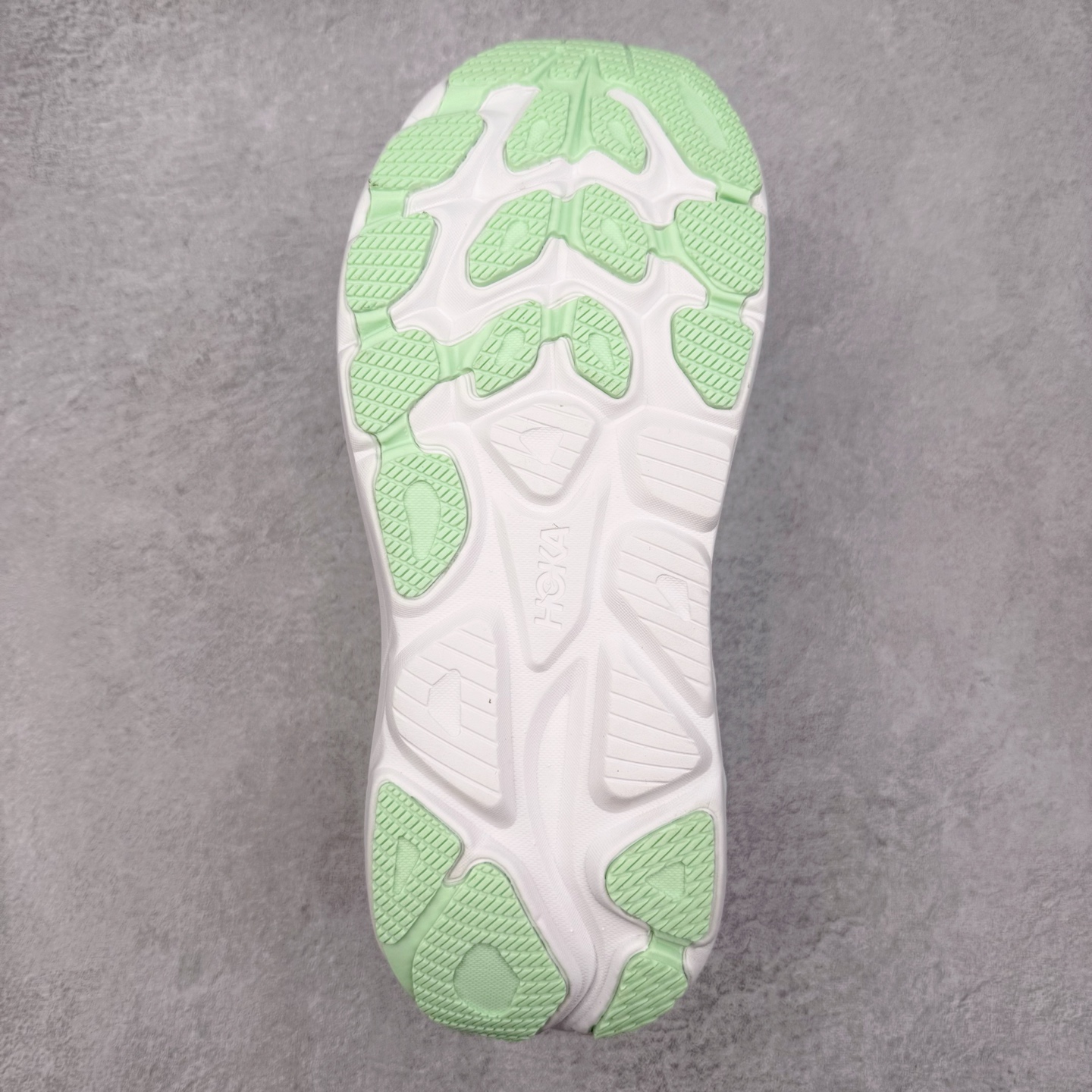 图片[9]-HOKA ONE ONE Clifton 克里夫顿10代专业性能减震公路跑步鞋 轻盈透气的针织网面和纱线的使用让鞋面更挺拔 增强鞋面的强度和支撑性能 搭配柔软的鞋舌 让双脚在舒适包裹中跑的更加畅快 全新泡棉中底 柔软的同时增强回弹性能 为不同跑者提供更平稳流畅的脚感 带来全面的缓冲保护 根据人体工程学设计的延长拉襟 后跟处弹软的海绵填充舒适固定 避免掉跟和摩擦 相比上一代光滑的内衬 Clifton 的内衬增强了摩擦力 避免双脚在鞋内滑动 尺码：36 36.5 37.5 38 38.5 39 40 40.5 41 42 42.5 43 44 44.5 45-选品中心