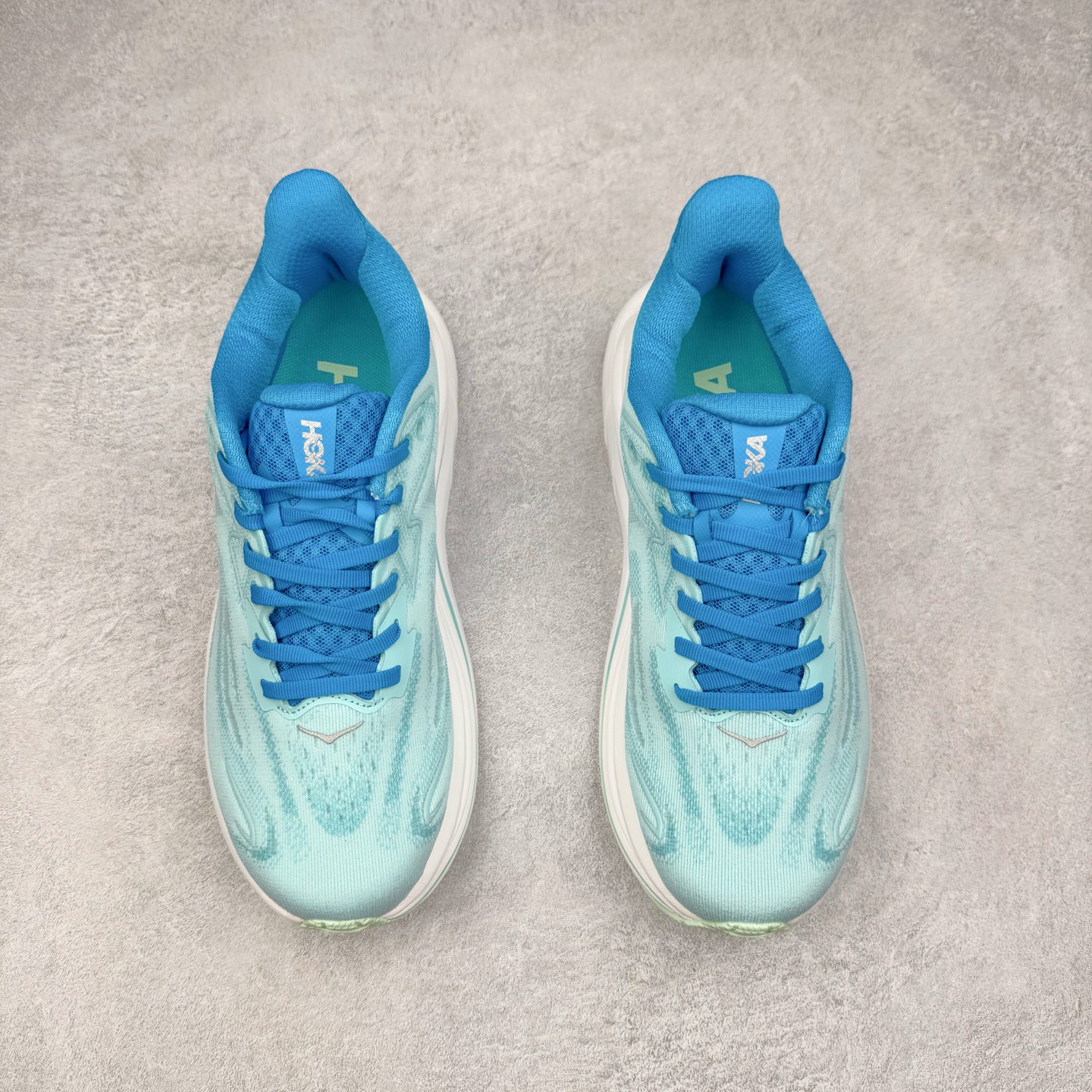 图片[2]-HOKA ONE ONE Clifton 克里夫顿10代专业性能减震公路跑步鞋 轻盈透气的针织网面和纱线的使用让鞋面更挺拔 增强鞋面的强度和支撑性能 搭配柔软的鞋舌 让双脚在舒适包裹中跑的更加畅快 全新泡棉中底 柔软的同时增强回弹性能 为不同跑者提供更平稳流畅的脚感 带来全面的缓冲保护 根据人体工程学设计的延长拉襟 后跟处弹软的海绵填充舒适固定 避免掉跟和摩擦 相比上一代光滑的内衬 Clifton 的内衬增强了摩擦力 避免双脚在鞋内滑动 尺码：36 36.5 37.5 38 38.5 39 40 40.5 41 42 42.5 43 44 44.5 45-选品中心