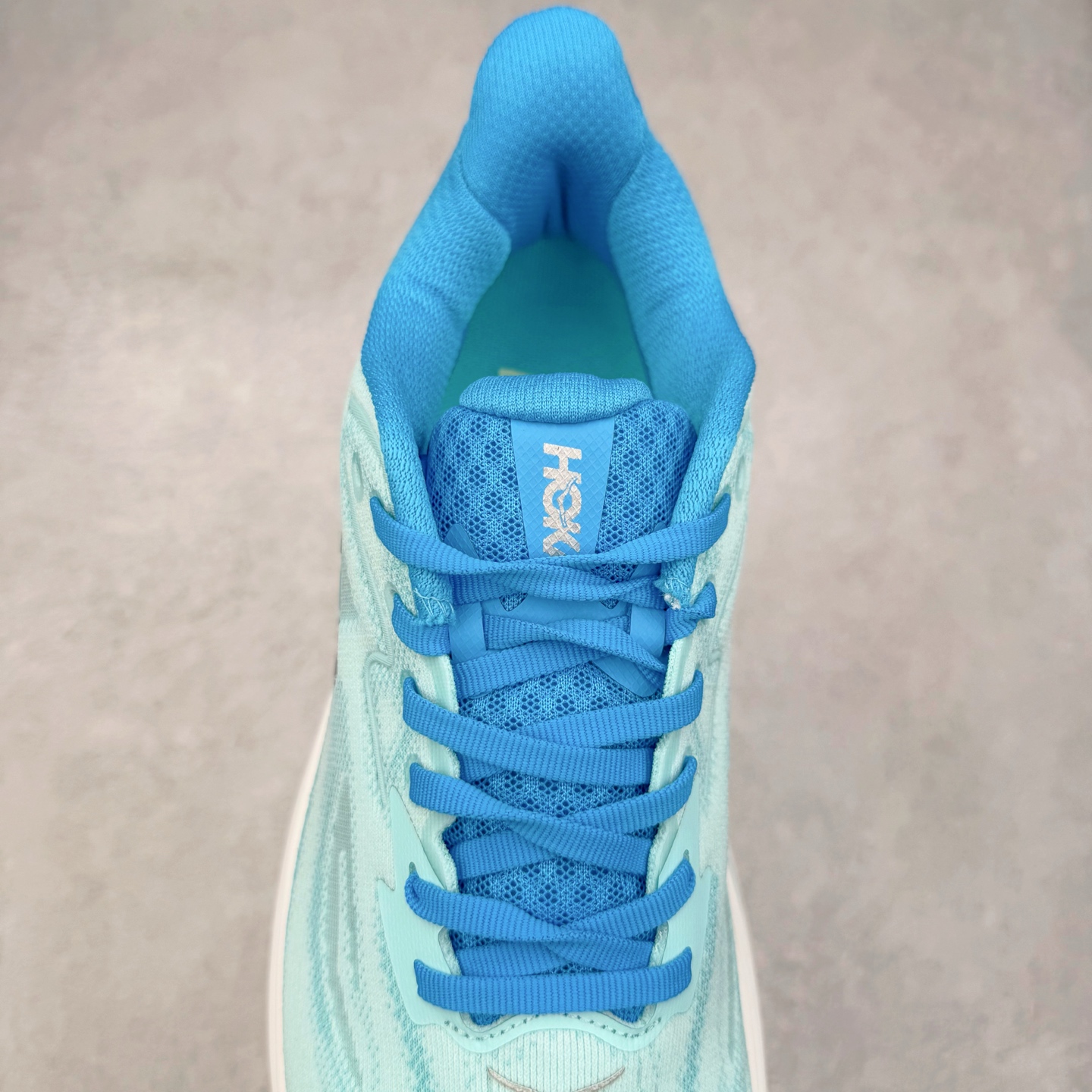 图片[5]-HOKA ONE ONE Clifton 克里夫顿10代专业性能减震公路跑步鞋 轻盈透气的针织网面和纱线的使用让鞋面更挺拔 增强鞋面的强度和支撑性能 搭配柔软的鞋舌 让双脚在舒适包裹中跑的更加畅快 全新泡棉中底 柔软的同时增强回弹性能 为不同跑者提供更平稳流畅的脚感 带来全面的缓冲保护 根据人体工程学设计的延长拉襟 后跟处弹软的海绵填充舒适固定 避免掉跟和摩擦 相比上一代光滑的内衬 Clifton 的内衬增强了摩擦力 避免双脚在鞋内滑动 尺码：36 36.5 37.5 38 38.5 39 40 40.5 41 42 42.5 43 44 44.5 45-选品中心