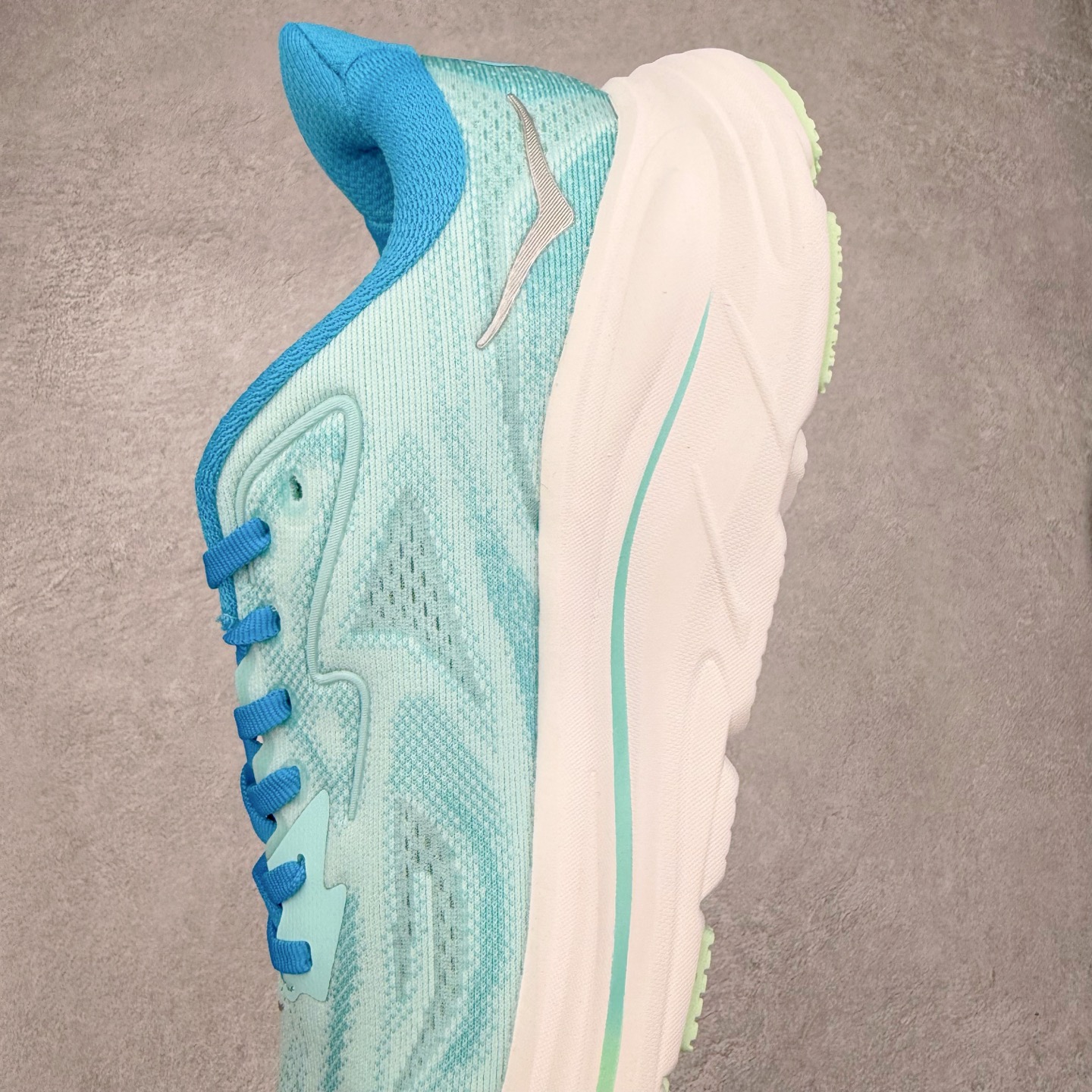 图片[7]-HOKA ONE ONE Clifton 克里夫顿10代专业性能减震公路跑步鞋 轻盈透气的针织网面和纱线的使用让鞋面更挺拔 增强鞋面的强度和支撑性能 搭配柔软的鞋舌 让双脚在舒适包裹中跑的更加畅快 全新泡棉中底 柔软的同时增强回弹性能 为不同跑者提供更平稳流畅的脚感 带来全面的缓冲保护 根据人体工程学设计的延长拉襟 后跟处弹软的海绵填充舒适固定 避免掉跟和摩擦 相比上一代光滑的内衬 Clifton 的内衬增强了摩擦力 避免双脚在鞋内滑动 尺码：36 36.5 37.5 38 38.5 39 40 40.5 41 42 42.5 43 44 44.5 45-选品中心