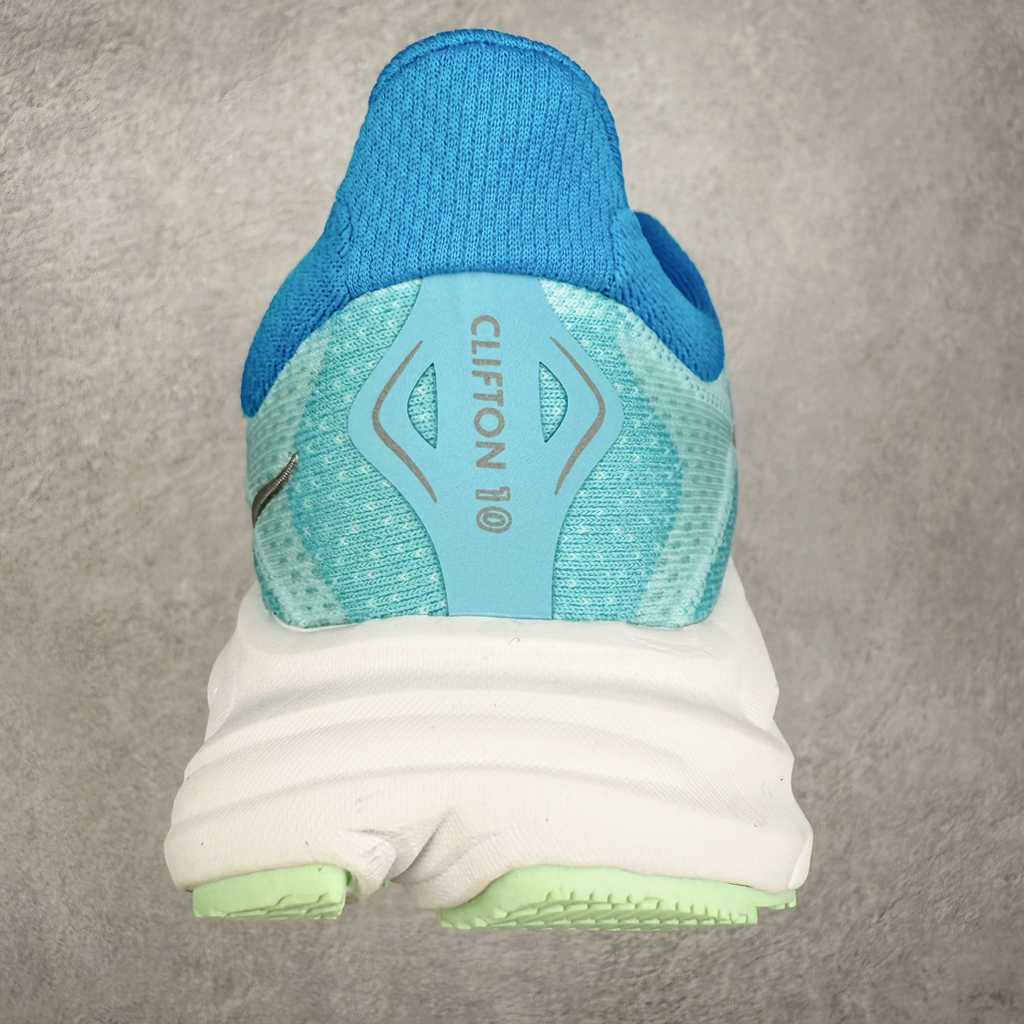 图片[8]-HOKA ONE ONE Clifton 克里夫顿10代专业性能减震公路跑步鞋 轻盈透气的针织网面和纱线的使用让鞋面更挺拔 增强鞋面的强度和支撑性能 搭配柔软的鞋舌 让双脚在舒适包裹中跑的更加畅快 全新泡棉中底 柔软的同时增强回弹性能 为不同跑者提供更平稳流畅的脚感 带来全面的缓冲保护 根据人体工程学设计的延长拉襟 后跟处弹软的海绵填充舒适固定 避免掉跟和摩擦 相比上一代光滑的内衬 Clifton 的内衬增强了摩擦力 避免双脚在鞋内滑动 尺码：36 36.5 37.5 38 38.5 39 40 40.5 41 42 42.5 43 44 44.5 45-选品中心