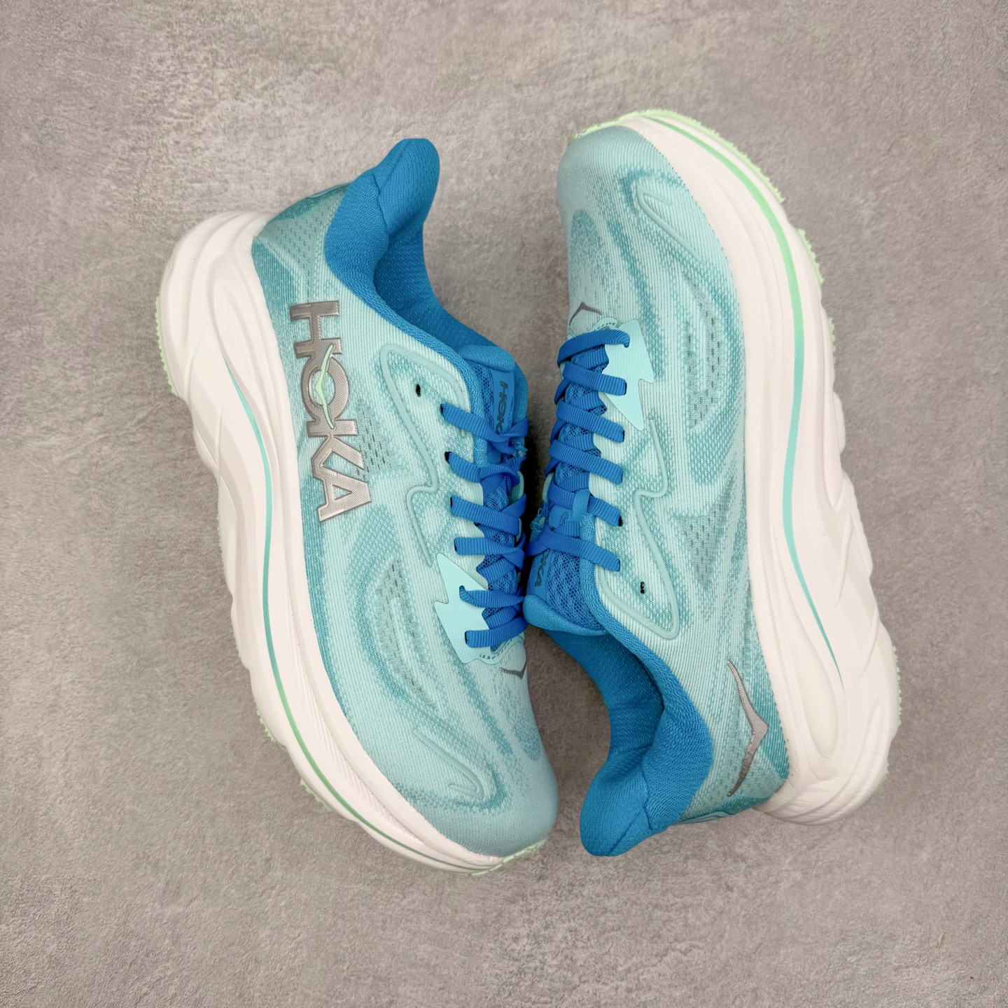 图片[3]-HOKA ONE ONE Clifton 克里夫顿10代专业性能减震公路跑步鞋 轻盈透气的针织网面和纱线的使用让鞋面更挺拔 增强鞋面的强度和支撑性能 搭配柔软的鞋舌 让双脚在舒适包裹中跑的更加畅快 全新泡棉中底 柔软的同时增强回弹性能 为不同跑者提供更平稳流畅的脚感 带来全面的缓冲保护 根据人体工程学设计的延长拉襟 后跟处弹软的海绵填充舒适固定 避免掉跟和摩擦 相比上一代光滑的内衬 Clifton 的内衬增强了摩擦力 避免双脚在鞋内滑动 尺码：36 36.5 37.5 38 38.5 39 40 40.5 41 42 42.5 43 44 44.5 45-选品中心