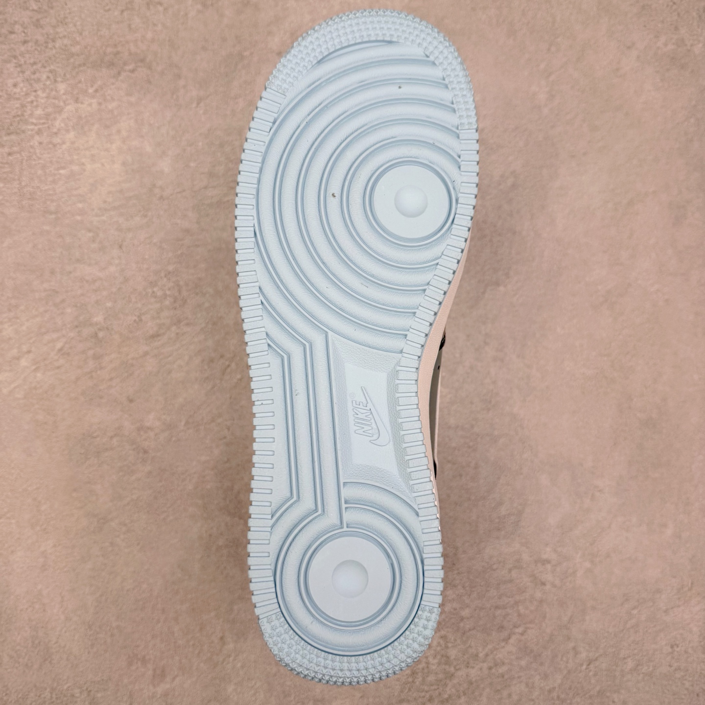 图片[9]-NK Air Force 1´07 Low 空军一号低帮百搭休闲运动板鞋 DF0188-068 柔软、弹性十足的缓震性能和出色的中底设计 横跨复古与现代的外型结合 造就出风靡全球 三十多年的Force 1 直到今天还深受青睐 实拍调校N版已经零色差零失真 百分百还原实物色彩所见即所得 不存在货不对板色差等低级问题 选购参考实物拍摄 不混卖不参货 只用心做好货严格选品 承诺混一赔十 尺码：36 36.5 37.5 38 38.5 39 40 40.5 41 42 42.5 43 44 44.5 45-选品中心