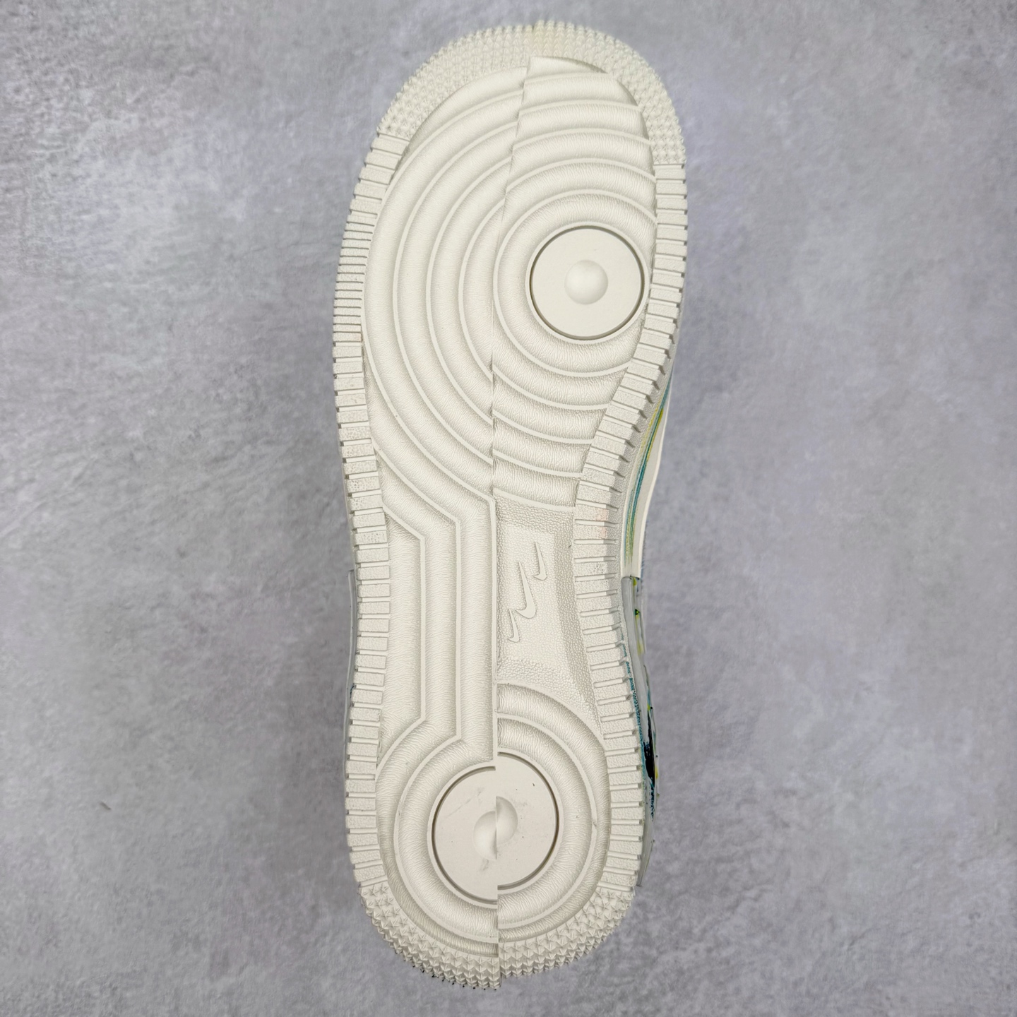 图片[9]-NK Air Force 1´07 Low 空军一号低帮百搭休闲运动板鞋 DV6984-011 柔软、弹性十足的缓震性能和出色的中底设计 横跨复古与现代的外型结合 造就出风靡全球 三十多年的Force 1 直到今天还深受青睐 实拍调校N版已经零色差零失真 百分百还原实物色彩所见即所得 不存在货不对板色差等低级问题 选购参考实物拍摄 不混卖不参货 只用心做好货严格选品 承诺混一赔十 尺码：36 36.5 37.5 38 38.5 39 40 40.5 41 42 42.5 43 44 44.5 45-选品中心