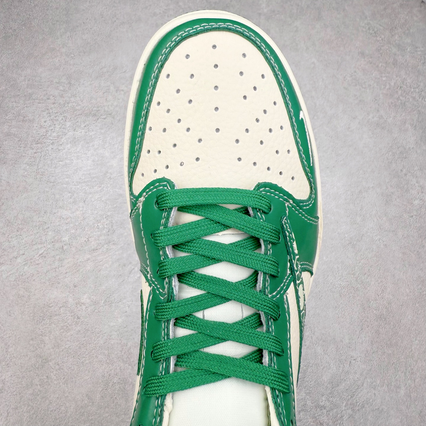 图片[4]-TS x Air Jordan AJ1 Low 倒钩低帮联名定制配色 LD2025-025 原厂内置气垫魔块 A模大底 头层小牛皮 鞋舌AJ原厂专用牛津布+AJ专用反口珍珠布+原厂无杂质高弹内里海棉+特殊封边弹力鞋带 实拍调校N版已经零色差零失真 百分百还原实物色彩所见即所得 不存在货不对板色差等低级问题 选购参考实物拍摄 不混卖不参货 只用心做好货严格选品 承诺混一赔十 尺码：36 36.5 37.5 38 38.5 39 40 40.5 41 42 42.5 43 44 44.5 45-选品中心