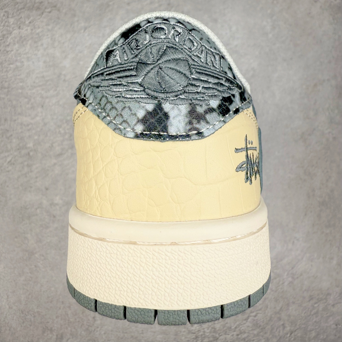 图片[8]-TS x Air Jordan AJ1 Low 倒钩低帮联名定制配色 XS7089-621 原厂内置气垫魔块 A模大底 头层小牛皮 鞋舌AJ原厂专用牛津布+AJ专用反口珍珠布+原厂无杂质高弹内里海棉+特殊封边弹力鞋带 实拍调校N版已经零色差零失真 百分百还原实物色彩所见即所得 不存在货不对板色差等低级问题 选购参考实物拍摄 不混卖不参货 只用心做好货严格选品 承诺混一赔十 尺码：36 36.5 37.5 38 38.5 39 40 40.5 41 42 42.5 43 44 44.5 45-选品中心