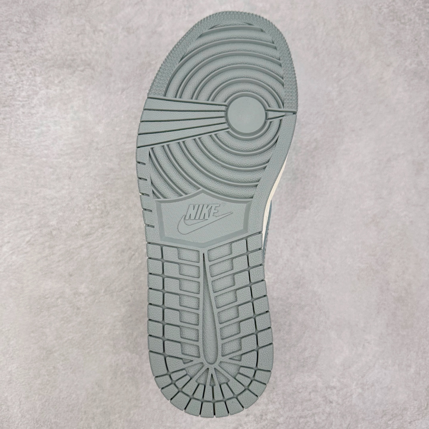 图片[9]-TS x Air Jordan AJ1 Low 倒钩低帮联名定制配色 XS7089-621 原厂内置气垫魔块 A模大底 头层小牛皮 鞋舌AJ原厂专用牛津布+AJ专用反口珍珠布+原厂无杂质高弹内里海棉+特殊封边弹力鞋带 实拍调校N版已经零色差零失真 百分百还原实物色彩所见即所得 不存在货不对板色差等低级问题 选购参考实物拍摄 不混卖不参货 只用心做好货严格选品 承诺混一赔十 尺码：36 36.5 37.5 38 38.5 39 40 40.5 41 42 42.5 43 44 44.5 45-选品中心