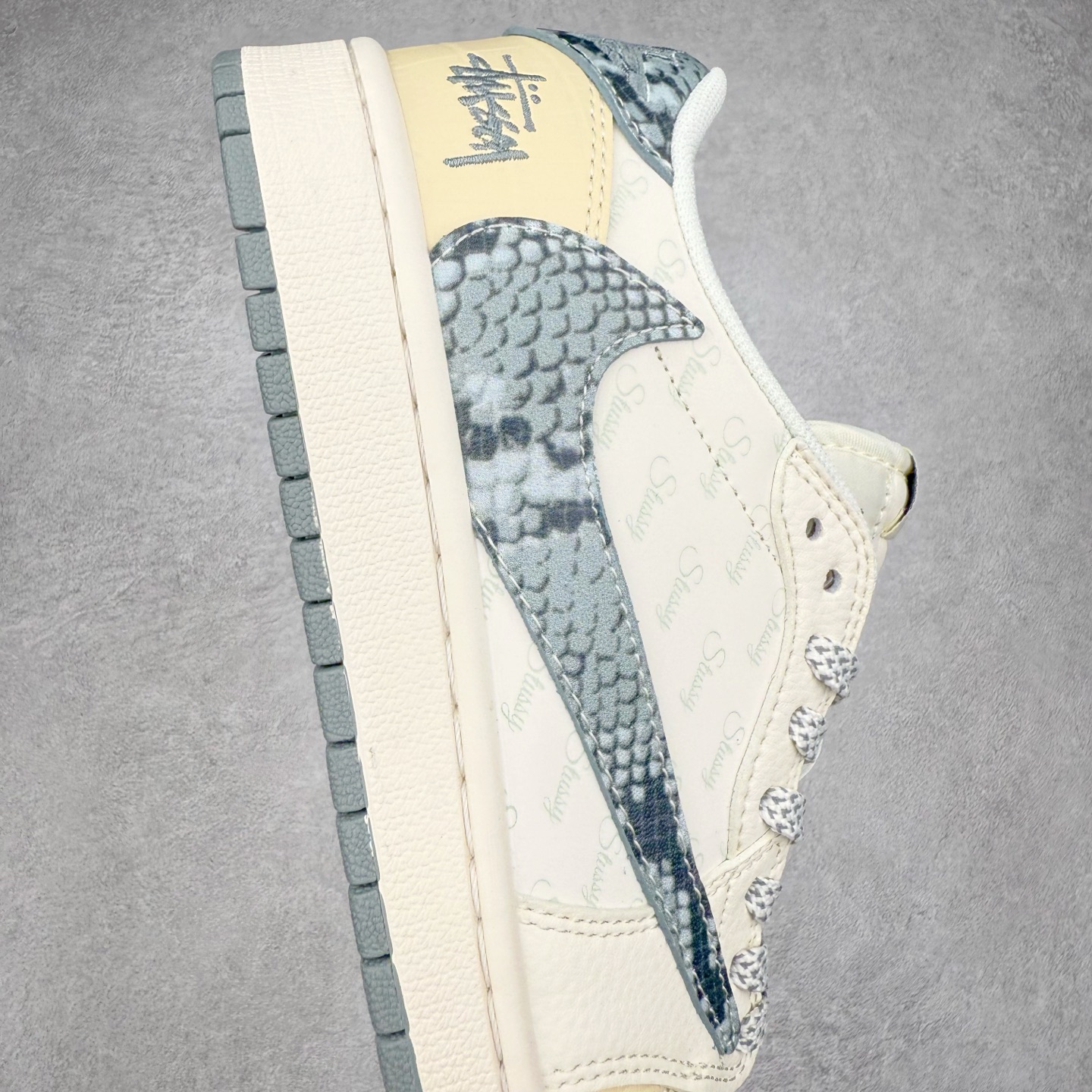 图片[6]-TS x Air Jordan AJ1 Low 倒钩低帮联名定制配色 XS7089-621 原厂内置气垫魔块 A模大底 头层小牛皮 鞋舌AJ原厂专用牛津布+AJ专用反口珍珠布+原厂无杂质高弹内里海棉+特殊封边弹力鞋带 实拍调校N版已经零色差零失真 百分百还原实物色彩所见即所得 不存在货不对板色差等低级问题 选购参考实物拍摄 不混卖不参货 只用心做好货严格选品 承诺混一赔十 尺码：36 36.5 37.5 38 38.5 39 40 40.5 41 42 42.5 43 44 44.5 45-选品中心