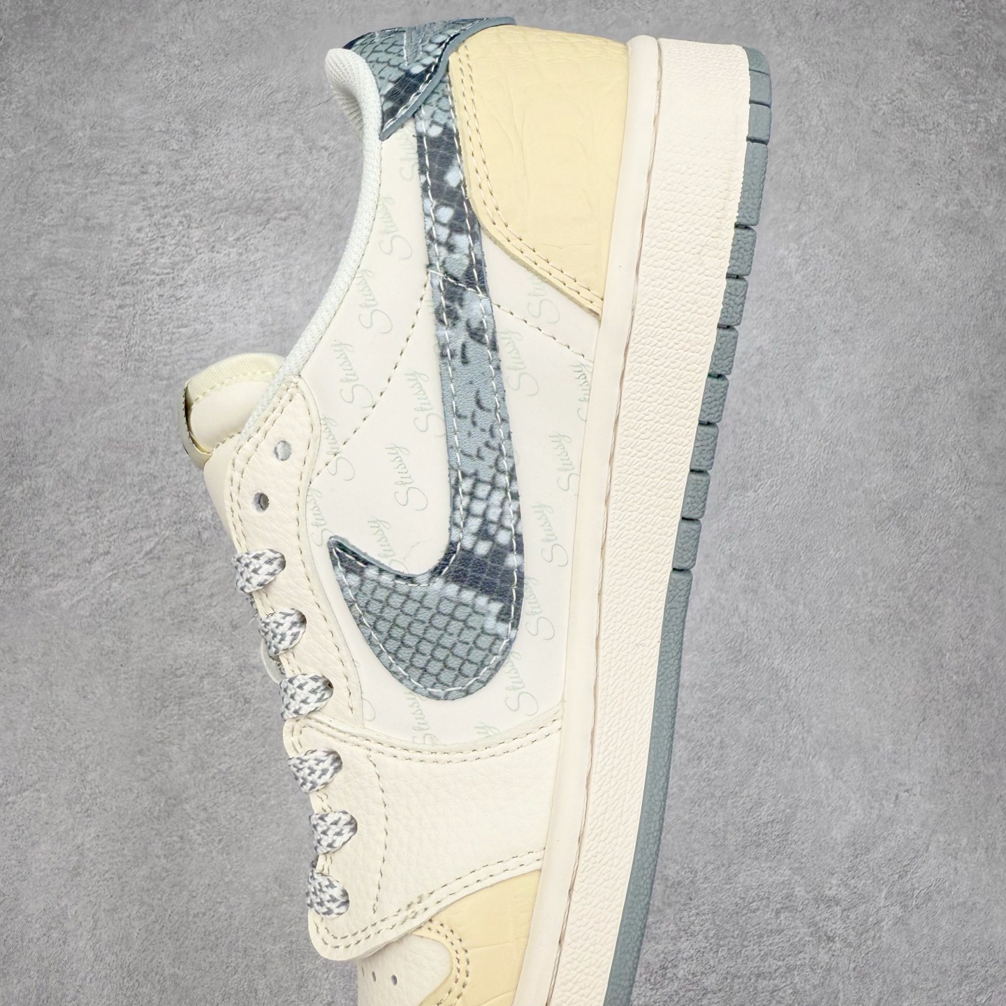 图片[7]-TS x Air Jordan AJ1 Low 倒钩低帮联名定制配色 XS7089-621 原厂内置气垫魔块 A模大底 头层小牛皮 鞋舌AJ原厂专用牛津布+AJ专用反口珍珠布+原厂无杂质高弹内里海棉+特殊封边弹力鞋带 实拍调校N版已经零色差零失真 百分百还原实物色彩所见即所得 不存在货不对板色差等低级问题 选购参考实物拍摄 不混卖不参货 只用心做好货严格选品 承诺混一赔十 尺码：36 36.5 37.5 38 38.5 39 40 40.5 41 42 42.5 43 44 44.5 45-选品中心