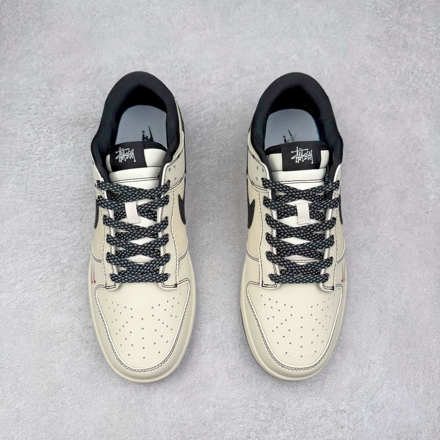 图片[2]-NK Dunk Low 定制配色 SC9207-425 大厂出品 极力推荐 原装头层材料 独家版型蒸餾加工帶來的是更好的视觉和脚感体验大厂纯原品质出货 清洁度 电绣工艺 皮料切割干净无任何毛边 细节完美 实拍调校N版已经零色差零失真 百分百还原实物色彩所见即所得 不存在货不对板色差等低级问题 选购参考实物拍摄 不混卖不参货 只用心做好货严格选品 承诺混一赔十 尺码：36 36.5 37.5 38 38.5 39 40 40.5 41 42 42.5 43 44 44.5 45-选品中心