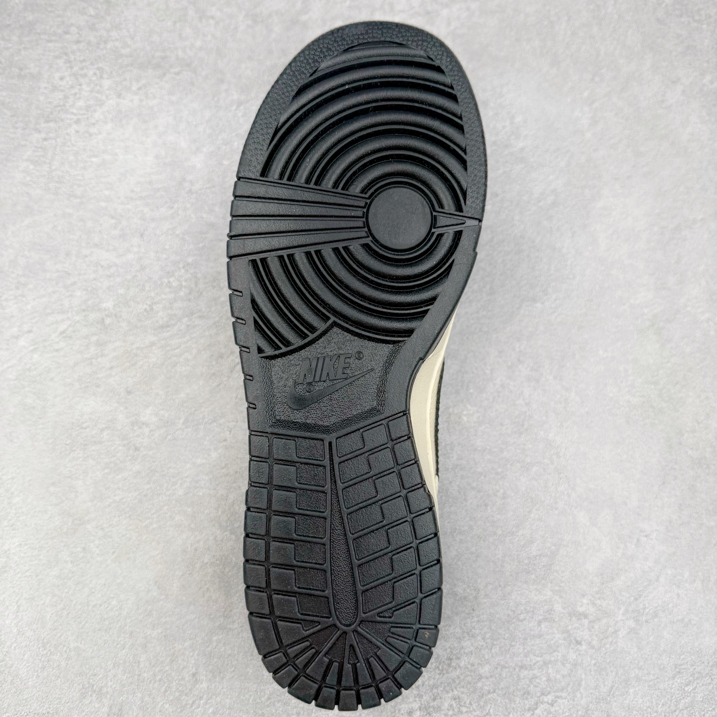 图片[9]-NK Dunk Low 定制配色 SC9207-425 大厂出品 极力推荐 原装头层材料 独家版型蒸餾加工帶來的是更好的视觉和脚感体验大厂纯原品质出货 清洁度 电绣工艺 皮料切割干净无任何毛边 细节完美 实拍调校N版已经零色差零失真 百分百还原实物色彩所见即所得 不存在货不对板色差等低级问题 选购参考实物拍摄 不混卖不参货 只用心做好货严格选品 承诺混一赔十 尺码：36 36.5 37.5 38 38.5 39 40 40.5 41 42 42.5 43 44 44.5 45-选品中心