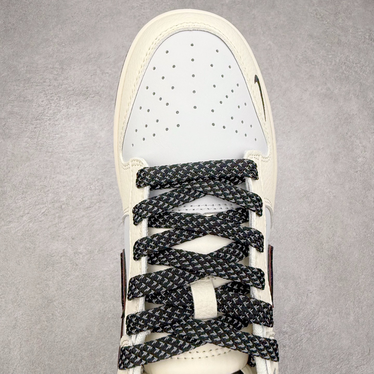 图片[4]-NK Dunk Low 定制配色 FC1688-237 大厂出品 极力推荐 原装头层材料 独家版型蒸餾加工帶來的是更好的视觉和脚感体验大厂纯原品质出货 清洁度 电绣工艺 皮料切割干净无任何毛边 细节完美 实拍调校N版已经零色差零失真 百分百还原实物色彩所见即所得 不存在货不对板色差等低级问题 选购参考实物拍摄 不混卖不参货 只用心做好货严格选品 承诺混一赔十 尺码：36 36.5 37.5 38 38.5 39 40 40.5 41 42 42.5 43 44 44.5 45-选品中心