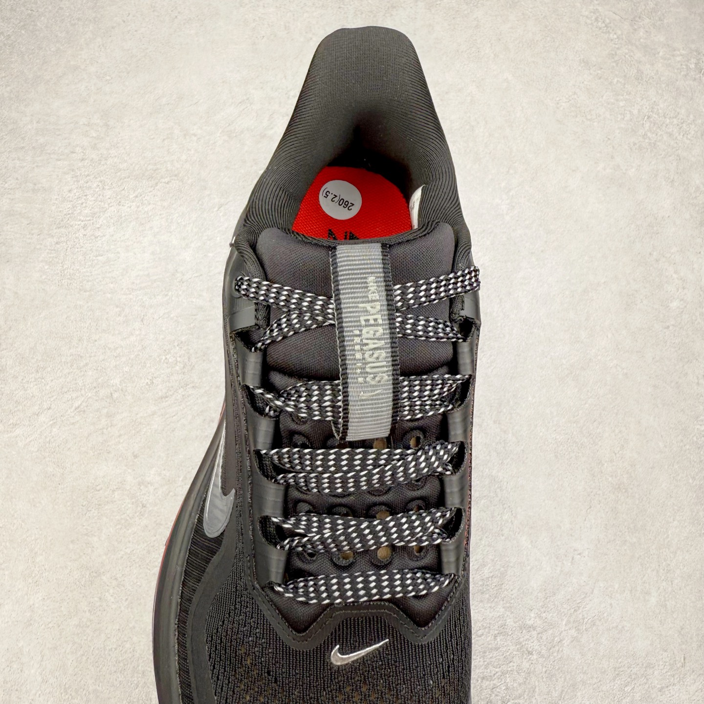 图片[5]-＃特价福利 NK Pegasus Premium 飞马全掌气垫跑步运动鞋 气垫的究极进化 NIKE2025新王炸 • 在特有Air科技加持下，耐克带来全新Pegasus Premium。这款跑鞋在传承耐克飞马（Pegasus）系列标志性的缓震功能的同时，将首次搭载耐克的塑型可视化Air Zoom气垫单元。• 塑型Air Zoom气垫单元贴合脚部的自然轮廓，帮助跑者在从后跟到脚趾的过渡中能够有效传递力量，带来一种前所未有的轻盈、顺畅回馈体验。中底采用ZoomX泡绵，后跟则使用ReactX泡绵，为跑者提供稳定流畅的推进感。• 塑型可视化Air Zoom气垫单元和精心配置的泡绵组合，让Pegasus Premium成为耐克飞马系列中颇具能量回馈的鞋款。• 全新Pegasus Premium不仅展示了耐克势头强劲的创新周期，证明了其特有的Air科技的强大实力，更体现了耐克倾听和服务运动员的能力。尺码：36 37.5 38 39 40 41 42 43 44 45-选品中心