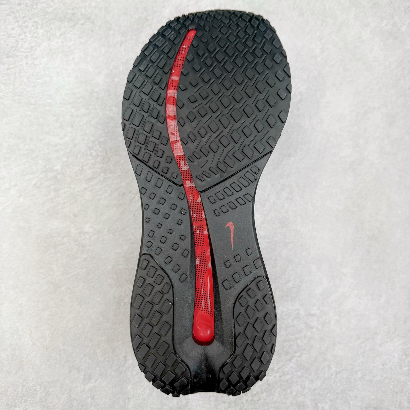 图片[9]-＃特价福利 NK Pegasus Premium 飞马全掌气垫跑步运动鞋 气垫的究极进化 NIKE2025新王炸 • 在特有Air科技加持下，耐克带来全新Pegasus Premium。这款跑鞋在传承耐克飞马（Pegasus）系列标志性的缓震功能的同时，将首次搭载耐克的塑型可视化Air Zoom气垫单元。• 塑型Air Zoom气垫单元贴合脚部的自然轮廓，帮助跑者在从后跟到脚趾的过渡中能够有效传递力量，带来一种前所未有的轻盈、顺畅回馈体验。中底采用ZoomX泡绵，后跟则使用ReactX泡绵，为跑者提供稳定流畅的推进感。• 塑型可视化Air Zoom气垫单元和精心配置的泡绵组合，让Pegasus Premium成为耐克飞马系列中颇具能量回馈的鞋款。• 全新Pegasus Premium不仅展示了耐克势头强劲的创新周期，证明了其特有的Air科技的强大实力，更体现了耐克倾听和服务运动员的能力。尺码：36 37.5 38 39 40 41 42 43 44 45-选品中心