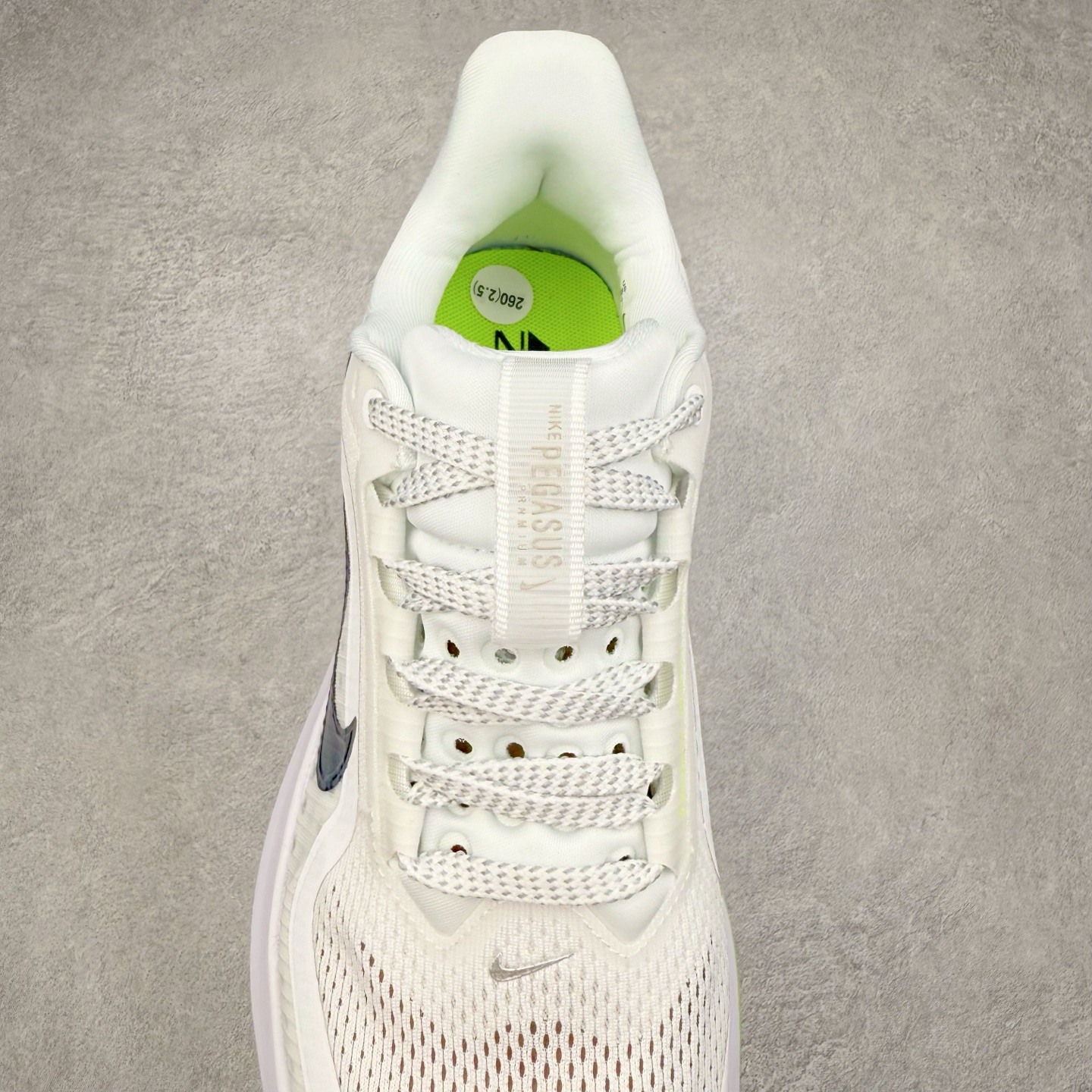 图片[5]-＃特价福利 NK Pegasus Premium 飞马全掌气垫跑步运动鞋 气垫的究极进化 NIKE2025新王炸 • 在特有Air科技加持下，耐克带来全新Pegasus Premium。这款跑鞋在传承耐克飞马（Pegasus）系列标志性的缓震功能的同时，将首次搭载耐克的塑型可视化Air Zoom气垫单元。• 塑型Air Zoom气垫单元贴合脚部的自然轮廓，帮助跑者在从后跟到脚趾的过渡中能够有效传递力量，带来一种前所未有的轻盈、顺畅回馈体验。中底采用ZoomX泡绵，后跟则使用ReactX泡绵，为跑者提供稳定流畅的推进感。• 塑型可视化Air Zoom气垫单元和精心配置的泡绵组合，让Pegasus Premium成为耐克飞马系列中颇具能量回馈的鞋款。• 全新Pegasus Premium不仅展示了耐克势头强劲的创新周期，证明了其特有的Air科技的强大实力，更体现了耐克倾听和服务运动员的能力。尺码：36 37.5 38 39 40 41 42 43 44 45-选品中心