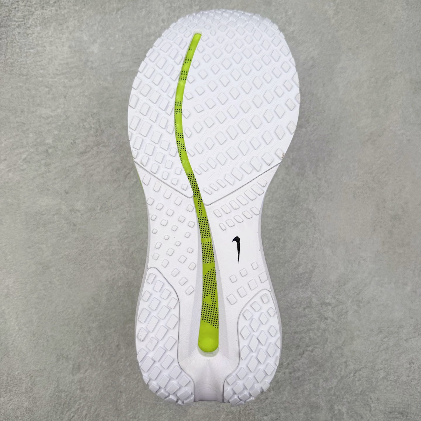 图片[9]-＃特价福利 NK Pegasus Premium 飞马全掌气垫跑步运动鞋 气垫的究极进化 NIKE2025新王炸 • 在特有Air科技加持下，耐克带来全新Pegasus Premium。这款跑鞋在传承耐克飞马（Pegasus）系列标志性的缓震功能的同时，将首次搭载耐克的塑型可视化Air Zoom气垫单元。• 塑型Air Zoom气垫单元贴合脚部的自然轮廓，帮助跑者在从后跟到脚趾的过渡中能够有效传递力量，带来一种前所未有的轻盈、顺畅回馈体验。中底采用ZoomX泡绵，后跟则使用ReactX泡绵，为跑者提供稳定流畅的推进感。• 塑型可视化Air Zoom气垫单元和精心配置的泡绵组合，让Pegasus Premium成为耐克飞马系列中颇具能量回馈的鞋款。• 全新Pegasus Premium不仅展示了耐克势头强劲的创新周期，证明了其特有的Air科技的强大实力，更体现了耐克倾听和服务运动员的能力。尺码：36 37.5 38 39 40 41 42 43 44 45-选品中心