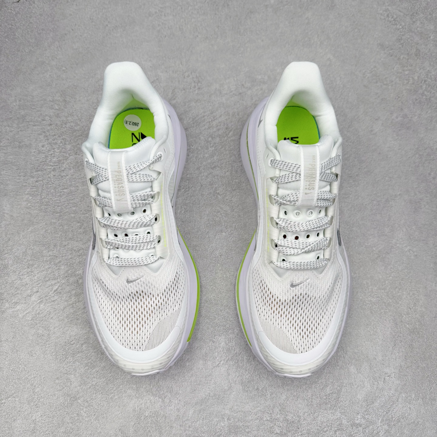 图片[2]-＃特价福利 NK Pegasus Premium 飞马全掌气垫跑步运动鞋 气垫的究极进化 NIKE2025新王炸 • 在特有Air科技加持下，耐克带来全新Pegasus Premium。这款跑鞋在传承耐克飞马（Pegasus）系列标志性的缓震功能的同时，将首次搭载耐克的塑型可视化Air Zoom气垫单元。• 塑型Air Zoom气垫单元贴合脚部的自然轮廓，帮助跑者在从后跟到脚趾的过渡中能够有效传递力量，带来一种前所未有的轻盈、顺畅回馈体验。中底采用ZoomX泡绵，后跟则使用ReactX泡绵，为跑者提供稳定流畅的推进感。• 塑型可视化Air Zoom气垫单元和精心配置的泡绵组合，让Pegasus Premium成为耐克飞马系列中颇具能量回馈的鞋款。• 全新Pegasus Premium不仅展示了耐克势头强劲的创新周期，证明了其特有的Air科技的强大实力，更体现了耐克倾听和服务运动员的能力。尺码：36 37.5 38 39 40 41 42 43 44 45-选品中心