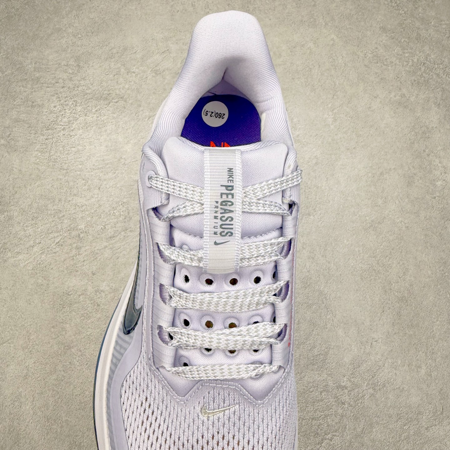 图片[5]-＃特价福利 NK Pegasus Premium 飞马全掌气垫跑步运动鞋 气垫的究极进化 NIKE2025新王炸 • 在特有Air科技加持下，耐克带来全新Pegasus Premium。这款跑鞋在传承耐克飞马（Pegasus）系列标志性的缓震功能的同时，将首次搭载耐克的塑型可视化Air Zoom气垫单元。• 塑型Air Zoom气垫单元贴合脚部的自然轮廓，帮助跑者在从后跟到脚趾的过渡中能够有效传递力量，带来一种前所未有的轻盈、顺畅回馈体验。中底采用ZoomX泡绵，后跟则使用ReactX泡绵，为跑者提供稳定流畅的推进感。• 塑型可视化Air Zoom气垫单元和精心配置的泡绵组合，让Pegasus Premium成为耐克飞马系列中颇具能量回馈的鞋款。• 全新Pegasus Premium不仅展示了耐克势头强劲的创新周期，证明了其特有的Air科技的强大实力，更体现了耐克倾听和服务运动员的能力。尺码：36 37.5 38 39 40 41 42 43 44 45-选品中心