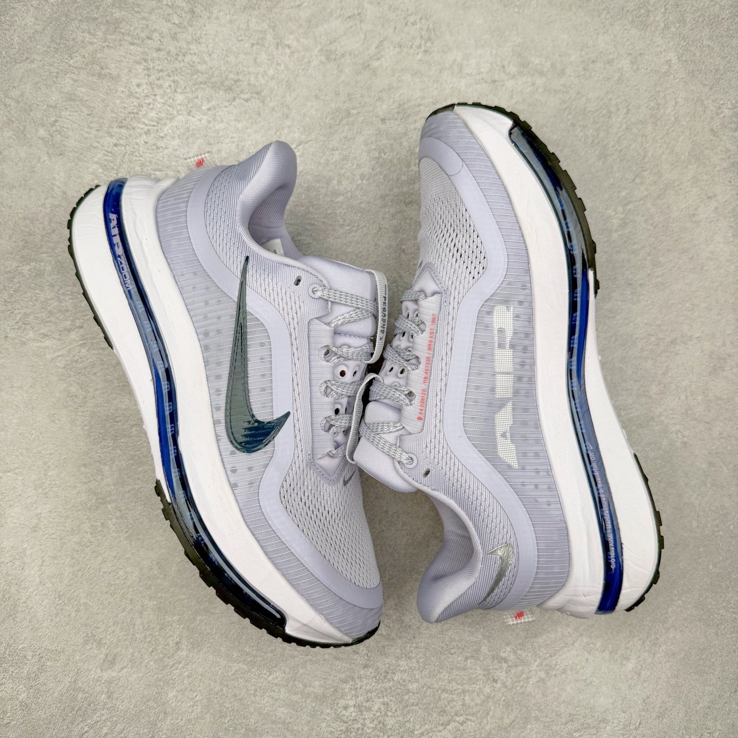 图片[3]-＃特价福利 NK Pegasus Premium 飞马全掌气垫跑步运动鞋 气垫的究极进化 NIKE2025新王炸 • 在特有Air科技加持下，耐克带来全新Pegasus Premium。这款跑鞋在传承耐克飞马（Pegasus）系列标志性的缓震功能的同时，将首次搭载耐克的塑型可视化Air Zoom气垫单元。• 塑型Air Zoom气垫单元贴合脚部的自然轮廓，帮助跑者在从后跟到脚趾的过渡中能够有效传递力量，带来一种前所未有的轻盈、顺畅回馈体验。中底采用ZoomX泡绵，后跟则使用ReactX泡绵，为跑者提供稳定流畅的推进感。• 塑型可视化Air Zoom气垫单元和精心配置的泡绵组合，让Pegasus Premium成为耐克飞马系列中颇具能量回馈的鞋款。• 全新Pegasus Premium不仅展示了耐克势头强劲的创新周期，证明了其特有的Air科技的强大实力，更体现了耐克倾听和服务运动员的能力。尺码：36 37.5 38 39 40 41 42 43 44 45-选品中心