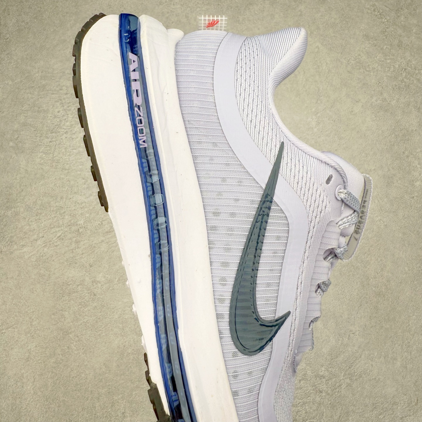 图片[6]-＃特价福利 NK Pegasus Premium 飞马全掌气垫跑步运动鞋 气垫的究极进化 NIKE2025新王炸 • 在特有Air科技加持下，耐克带来全新Pegasus Premium。这款跑鞋在传承耐克飞马（Pegasus）系列标志性的缓震功能的同时，将首次搭载耐克的塑型可视化Air Zoom气垫单元。• 塑型Air Zoom气垫单元贴合脚部的自然轮廓，帮助跑者在从后跟到脚趾的过渡中能够有效传递力量，带来一种前所未有的轻盈、顺畅回馈体验。中底采用ZoomX泡绵，后跟则使用ReactX泡绵，为跑者提供稳定流畅的推进感。• 塑型可视化Air Zoom气垫单元和精心配置的泡绵组合，让Pegasus Premium成为耐克飞马系列中颇具能量回馈的鞋款。• 全新Pegasus Premium不仅展示了耐克势头强劲的创新周期，证明了其特有的Air科技的强大实力，更体现了耐克倾听和服务运动员的能力。尺码：36 37.5 38 39 40 41 42 43 44 45-选品中心