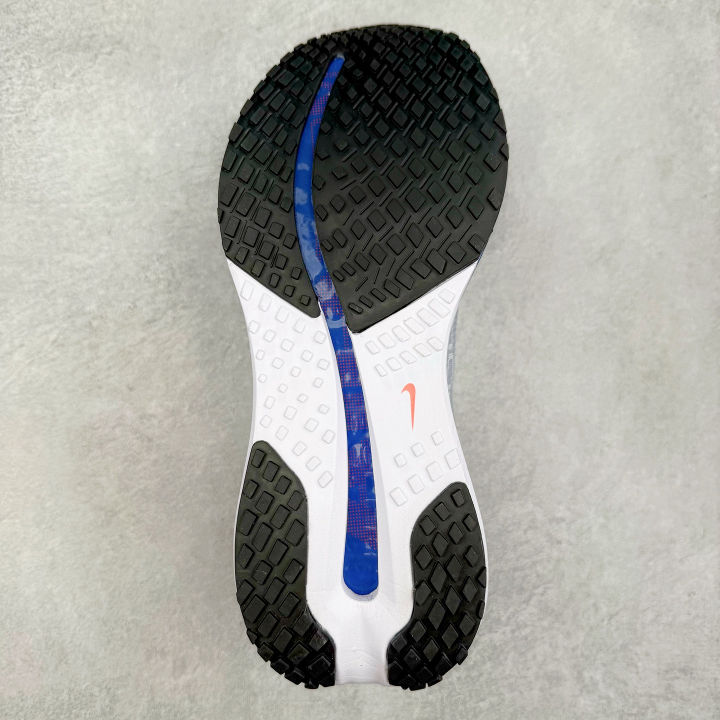 图片[9]-＃特价福利 NK Pegasus Premium 飞马全掌气垫跑步运动鞋 气垫的究极进化 NIKE2025新王炸 • 在特有Air科技加持下，耐克带来全新Pegasus Premium。这款跑鞋在传承耐克飞马（Pegasus）系列标志性的缓震功能的同时，将首次搭载耐克的塑型可视化Air Zoom气垫单元。• 塑型Air Zoom气垫单元贴合脚部的自然轮廓，帮助跑者在从后跟到脚趾的过渡中能够有效传递力量，带来一种前所未有的轻盈、顺畅回馈体验。中底采用ZoomX泡绵，后跟则使用ReactX泡绵，为跑者提供稳定流畅的推进感。• 塑型可视化Air Zoom气垫单元和精心配置的泡绵组合，让Pegasus Premium成为耐克飞马系列中颇具能量回馈的鞋款。• 全新Pegasus Premium不仅展示了耐克势头强劲的创新周期，证明了其特有的Air科技的强大实力，更体现了耐克倾听和服务运动员的能力。尺码：36 37.5 38 39 40 41 42 43 44 45-选品中心