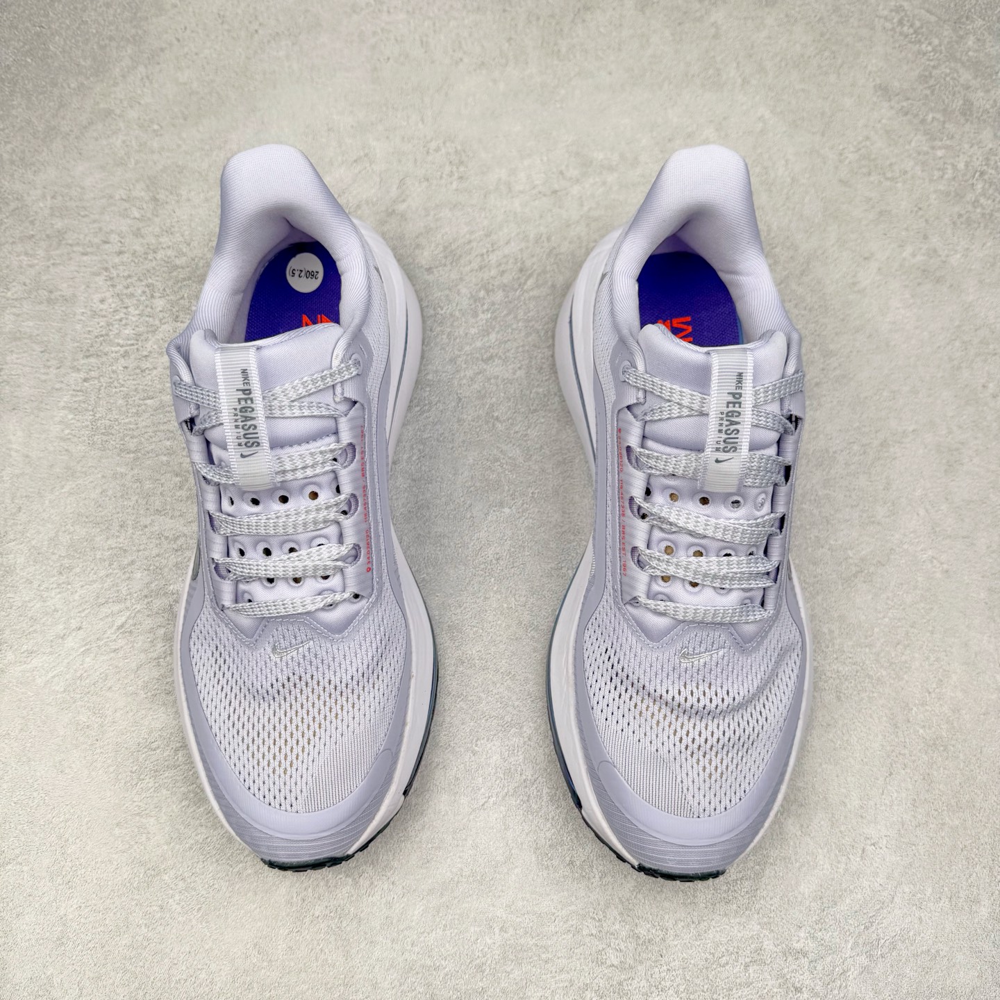 图片[2]-＃特价福利 NK Pegasus Premium 飞马全掌气垫跑步运动鞋 气垫的究极进化 NIKE2025新王炸 • 在特有Air科技加持下，耐克带来全新Pegasus Premium。这款跑鞋在传承耐克飞马（Pegasus）系列标志性的缓震功能的同时，将首次搭载耐克的塑型可视化Air Zoom气垫单元。• 塑型Air Zoom气垫单元贴合脚部的自然轮廓，帮助跑者在从后跟到脚趾的过渡中能够有效传递力量，带来一种前所未有的轻盈、顺畅回馈体验。中底采用ZoomX泡绵，后跟则使用ReactX泡绵，为跑者提供稳定流畅的推进感。• 塑型可视化Air Zoom气垫单元和精心配置的泡绵组合，让Pegasus Premium成为耐克飞马系列中颇具能量回馈的鞋款。• 全新Pegasus Premium不仅展示了耐克势头强劲的创新周期，证明了其特有的Air科技的强大实力，更体现了耐克倾听和服务运动员的能力。尺码：36 37.5 38 39 40 41 42 43 44 45-选品中心