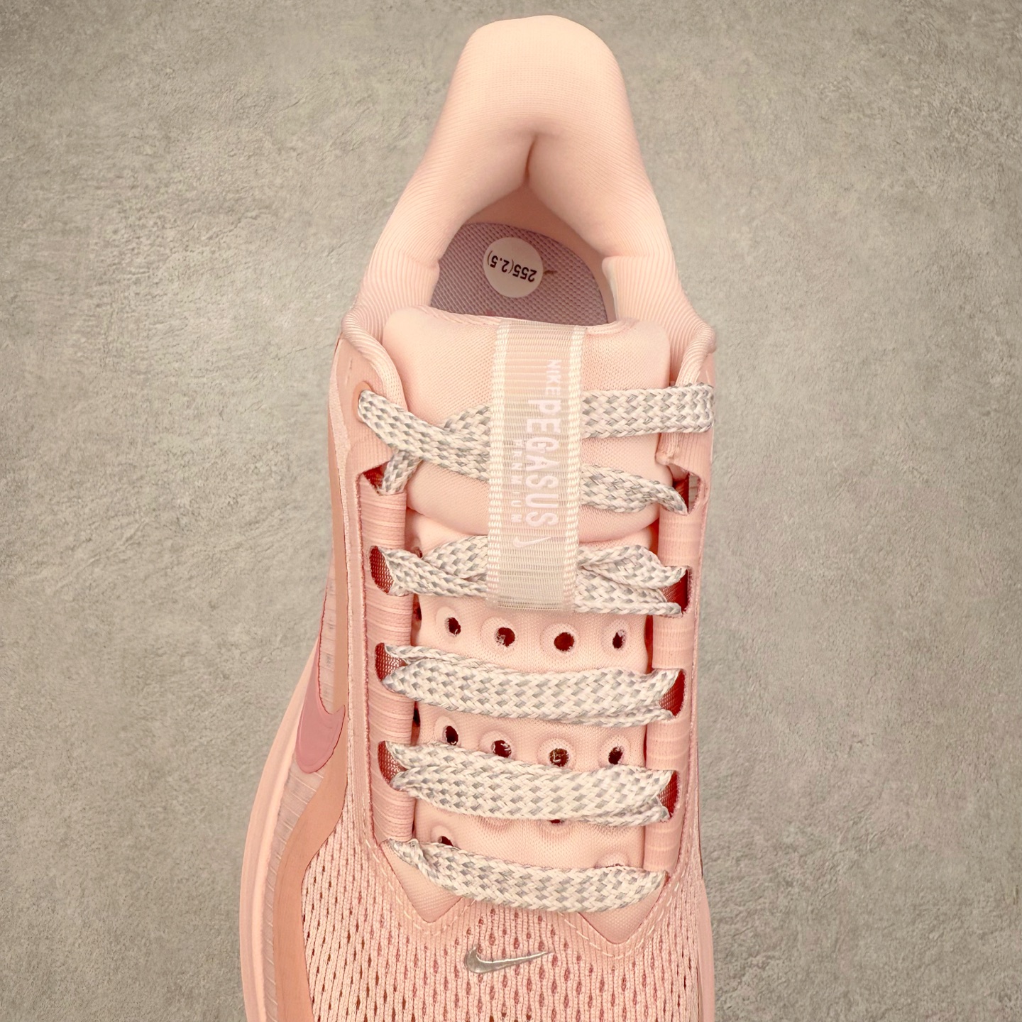 图片[5]-＃特价福利 NK Pegasus Premium 飞马全掌气垫跑步运动鞋 气垫的究极进化 NIKE2025新王炸 • 在特有Air科技加持下，耐克带来全新Pegasus Premium。这款跑鞋在传承耐克飞马（Pegasus）系列标志性的缓震功能的同时，将首次搭载耐克的塑型可视化Air Zoom气垫单元。• 塑型Air Zoom气垫单元贴合脚部的自然轮廓，帮助跑者在从后跟到脚趾的过渡中能够有效传递力量，带来一种前所未有的轻盈、顺畅回馈体验。中底采用ZoomX泡绵，后跟则使用ReactX泡绵，为跑者提供稳定流畅的推进感。• 塑型可视化Air Zoom气垫单元和精心配置的泡绵组合，让Pegasus Premium成为耐克飞马系列中颇具能量回馈的鞋款。• 全新Pegasus Premium不仅展示了耐克势头强劲的创新周期，证明了其特有的Air科技的强大实力，更体现了耐克倾听和服务运动员的能力。尺码：36 37.5 38 39 40 41 42 43 44 45-选品中心